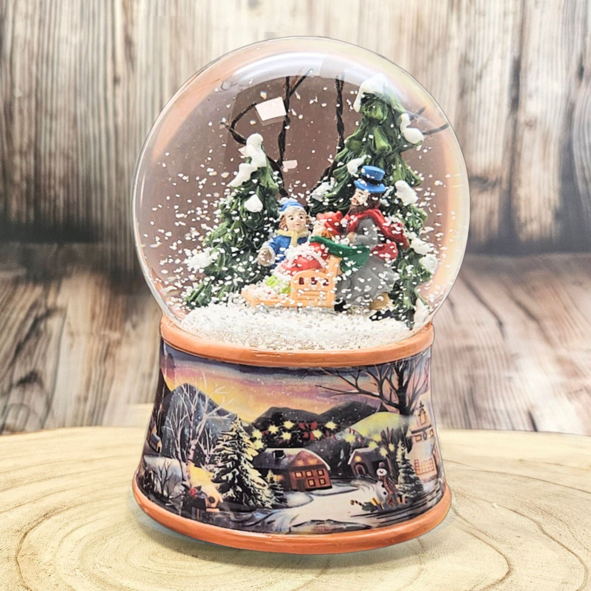 Nostalgische Schneekugel Familie Winterspaziergang auf Sockel Winterlandschaft 100 mm Durchmesser mit Spieluhr - Schneekugelhaus