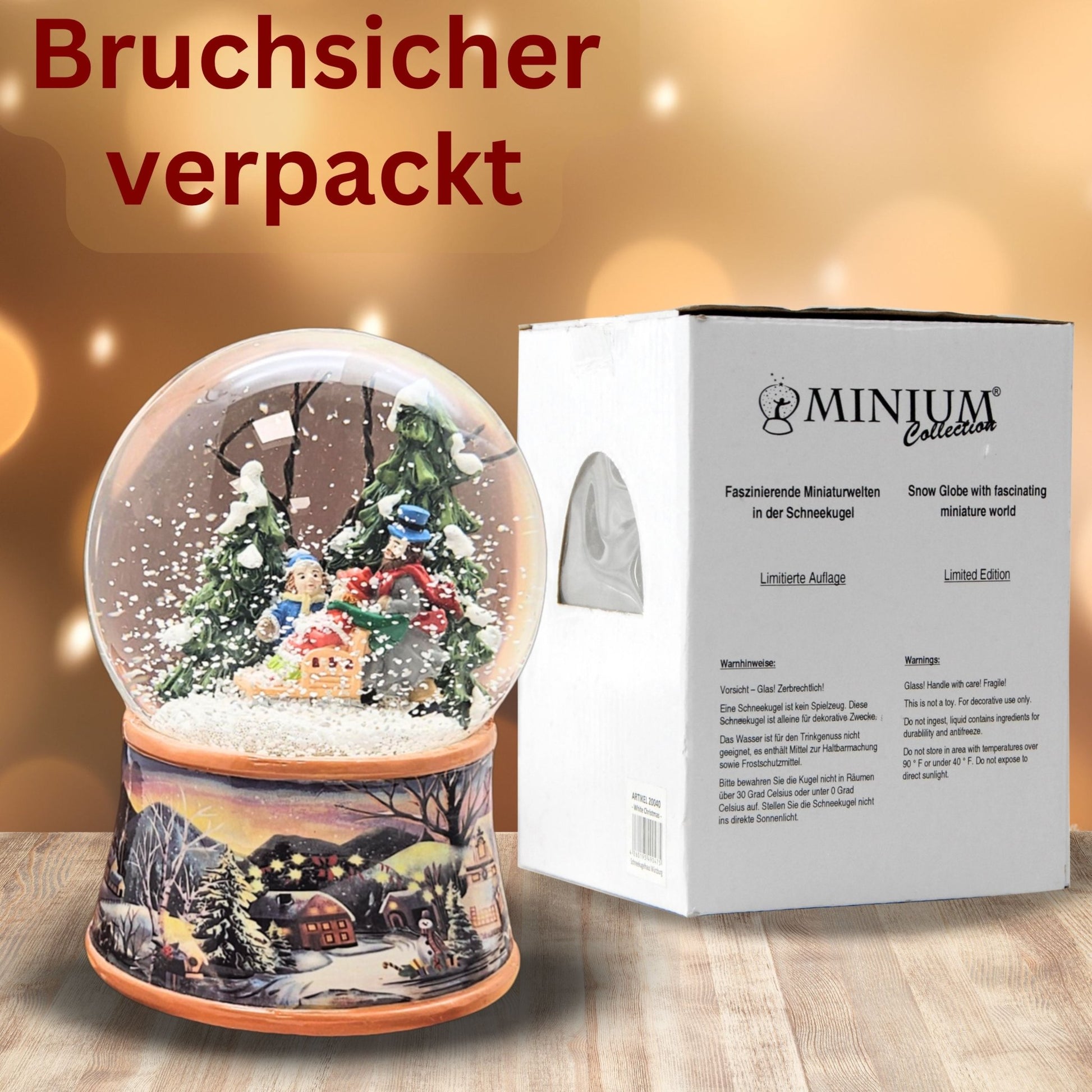Nostalgische Schneekugel Familie Winterspaziergang auf Sockel Winterlandschaft 100 mm Durchmesser mit Spieluhr - Schneekugelhaus