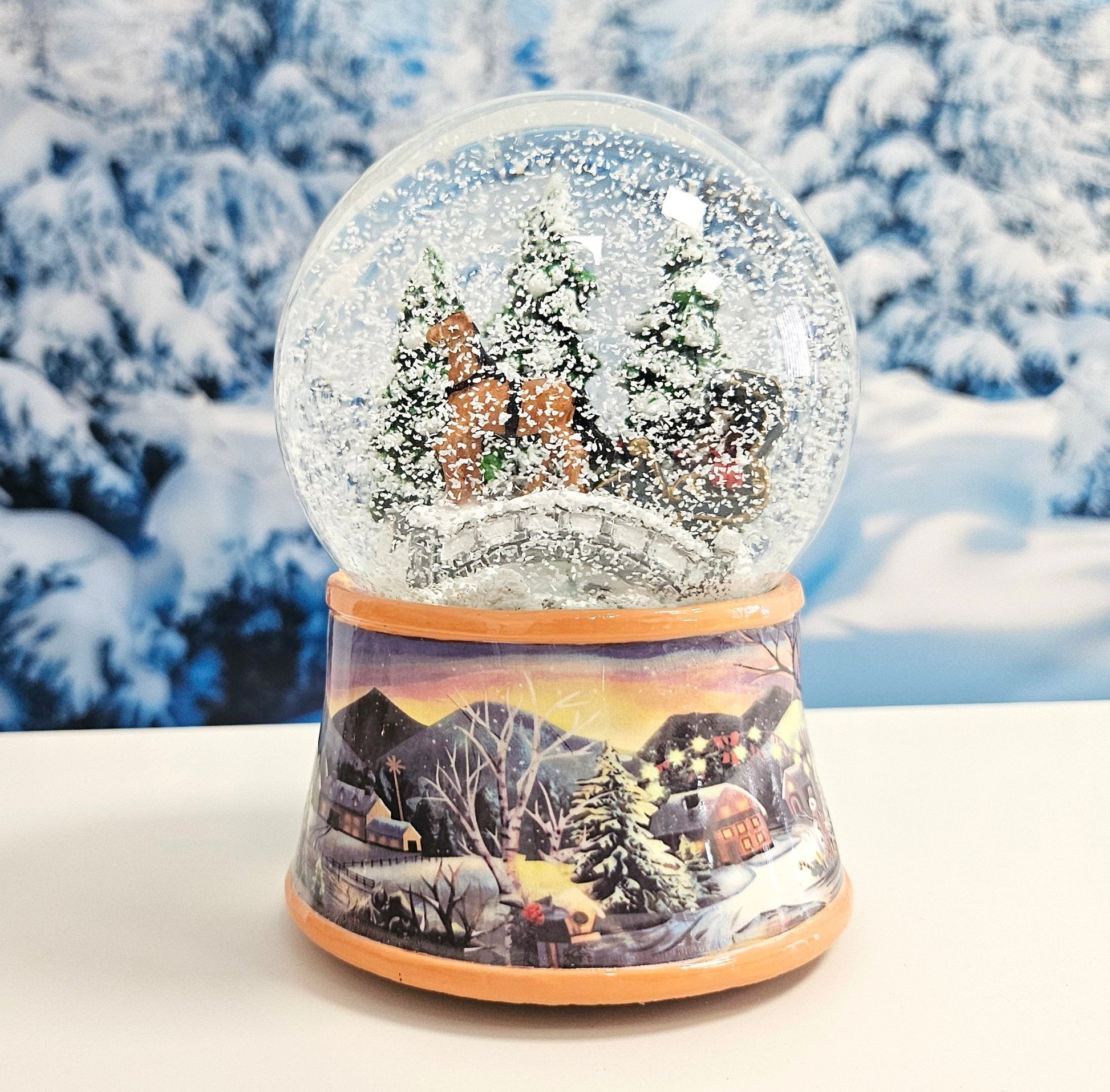 Nostalgische Schneekugel Kutsche über Brücke auf Sockel Winterlandschaft 100 mm Durchmesser mit Spieluhr - Schneekugelhaus