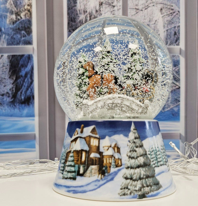 Nostalgische Schneekugel Kutsche über Brücke auf Sockel Winterlandschaft mittelblau 100 mm Durchmesser mit Spieluhr - Schneekugelhaus
