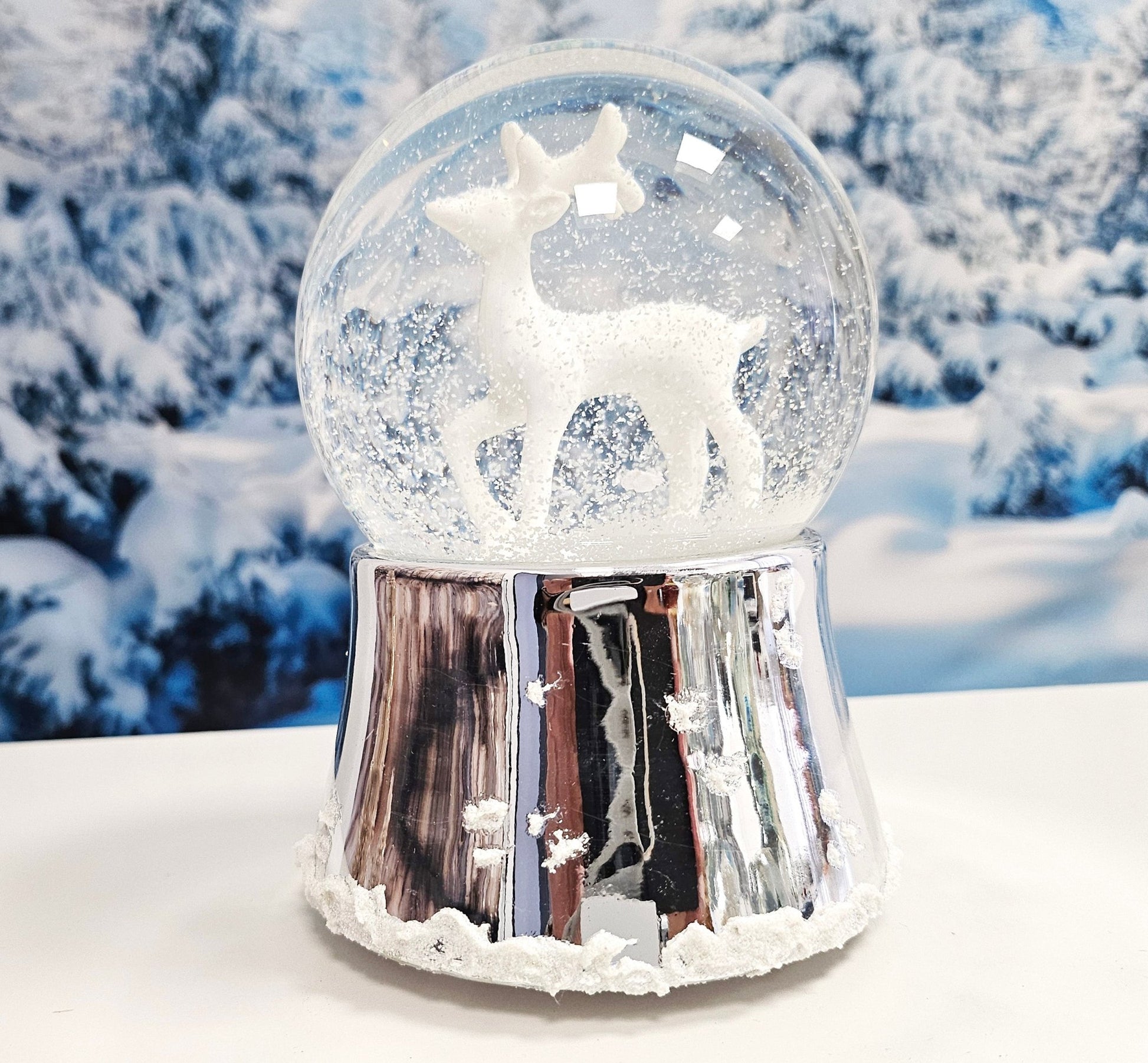 Nostalgische Schneekugel Reh weiß auf Silber Sockel mit Schneeflocken 100 mm Durchmesser mit Spieluhr - Schneekugelhaus