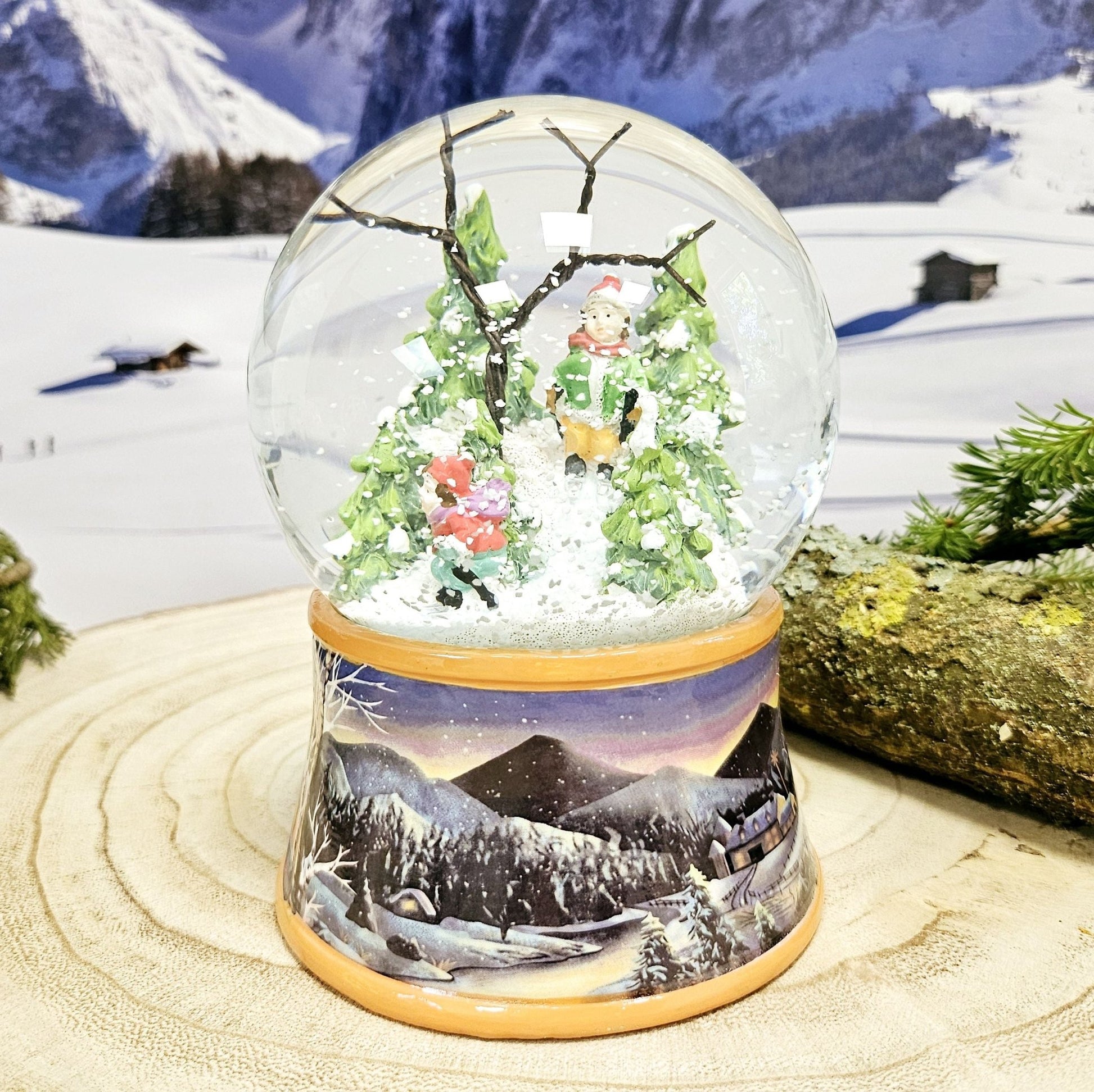 Nostalgische Schneekugel Skifahrer schmücken auf Sockel Winterlandschaft ocker 100 mm Durchmesser mit Spieluhr - Schneekugelhaus