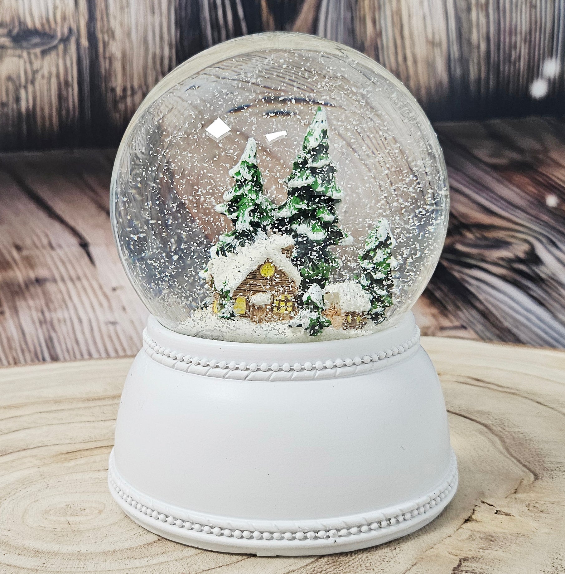 Nostalgische Schneekugel verschneite Berghütte auf Sockel weiß Nostalgie 100 mm Durchmesser mit Spieluhr - Schneekugelhaus