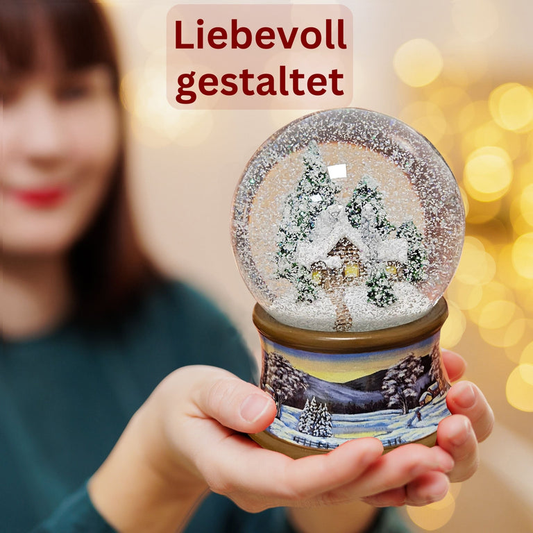 Nostalgische Schneekugel Verschneite Winterhütte auf Winterlandschaft braun 100 mm Durchmesser mit Spieluhr (Kopie) - Schneekugelhaus