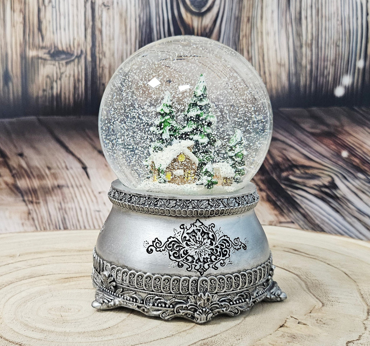 Nostalgische Schneekugel Verschneite Winterhütte auf Zinnsockel 100 mm Durchmesser mit Spieluhr - Schneekugelhaus