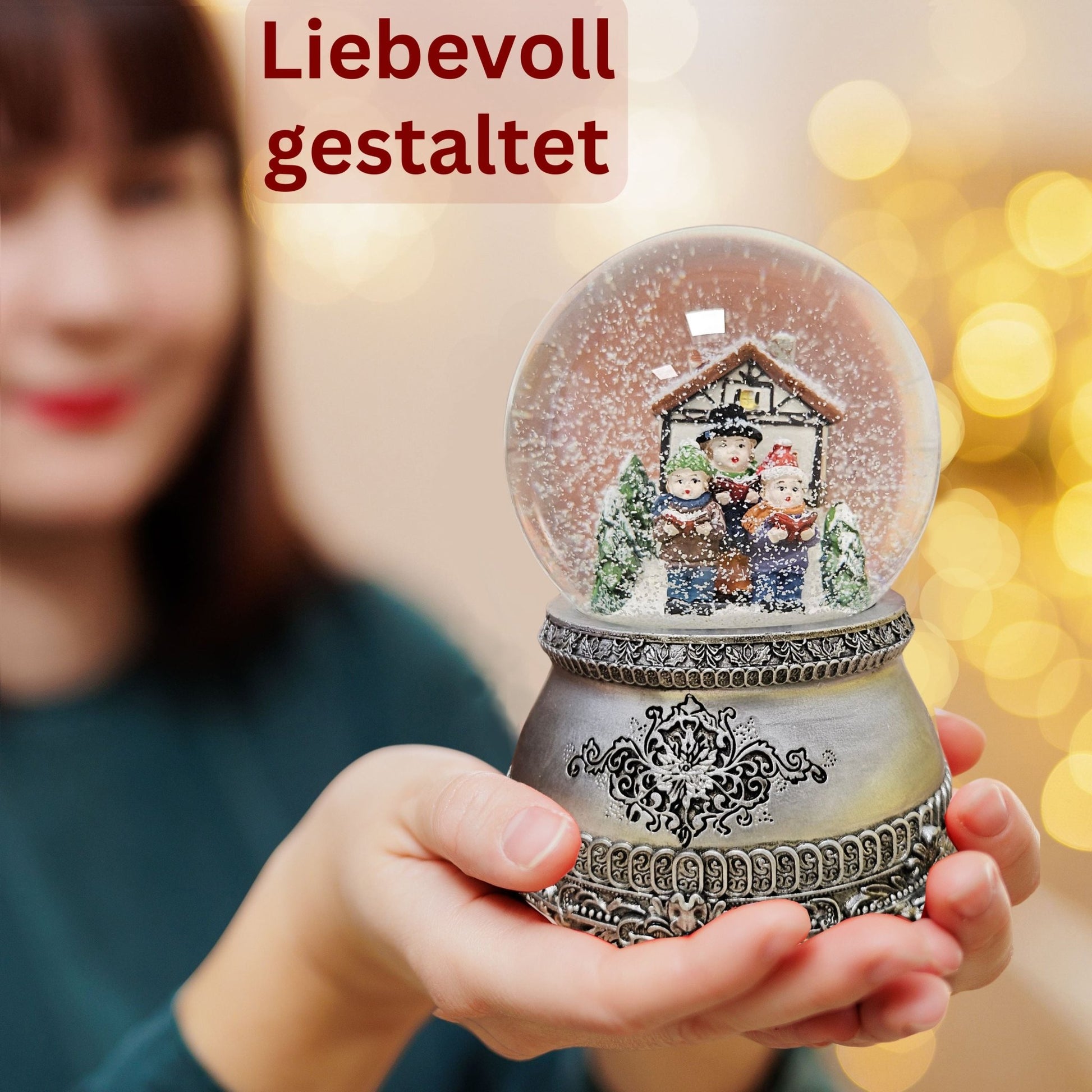 Nostalgische Schneekugel Weihnachtssinger Fachwerkhaus auf Zinnsockel 100 mm Durchmesser mit Spieluhr - Schneekugelhaus