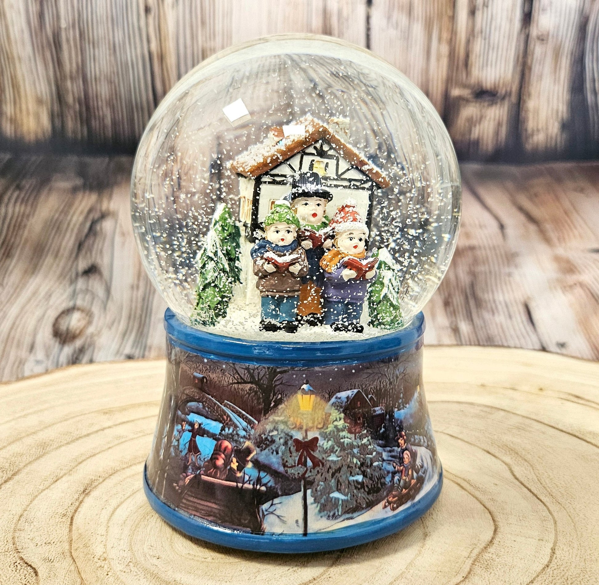 Nostalgische Schneekugel Weihnachtssinger vor Fachwerkhaus auf Sockel Eisläufer 100 mm Durchmesser mit Spieluhr - Schneekugelhaus