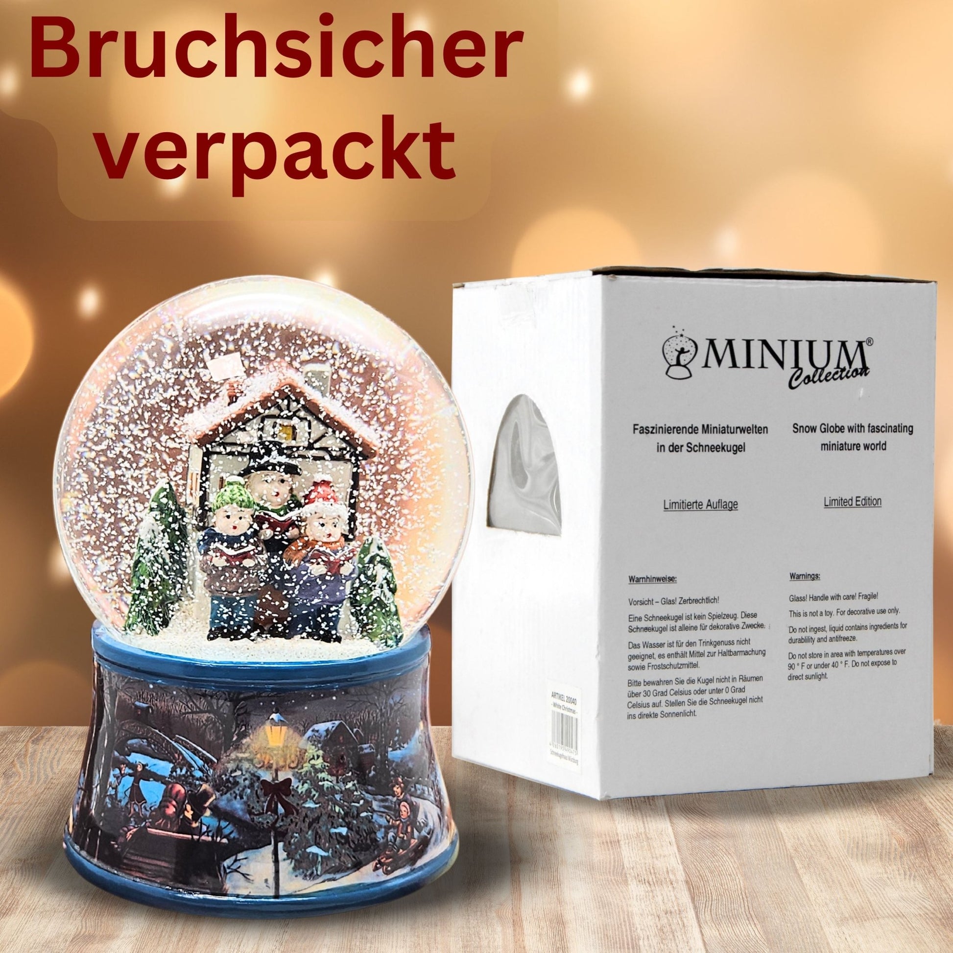 Nostalgische Schneekugel Weihnachtssinger vor Fachwerkhaus auf Sockel Eisläufer 100 mm Durchmesser mit Spieluhr - Schneekugelhaus