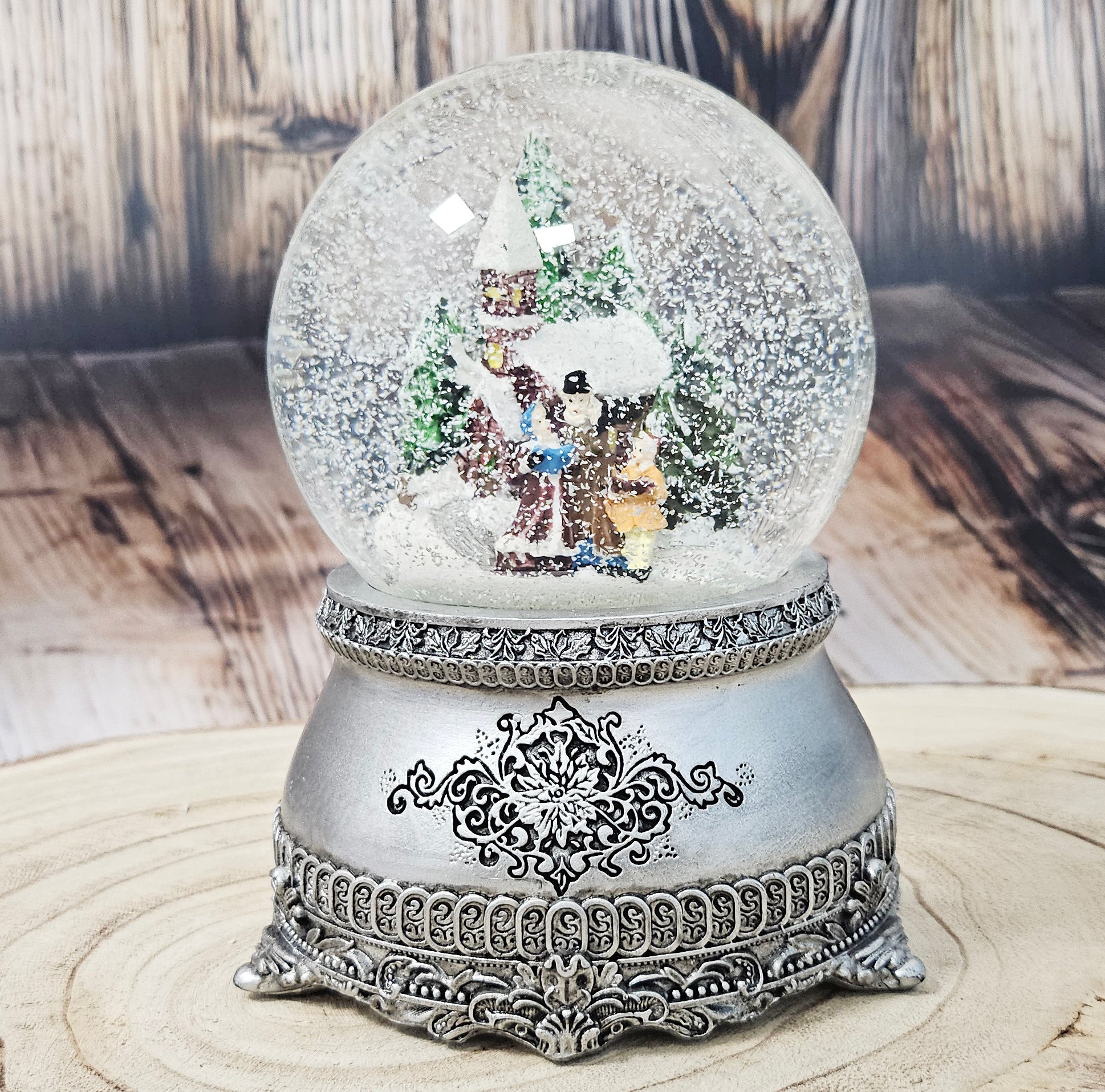 Nostalgische Schneekugel Weihnachtsspaziergang auf Zinnsockel 100 mm Durchmesser mit Spieluhr - Schneekugelhaus