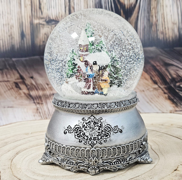 Nostalgische Schneekugel Weihnachtsspaziergang auf Zinnsockel 100 mm Durchmesser mit Spieluhr - Schneekugelhaus