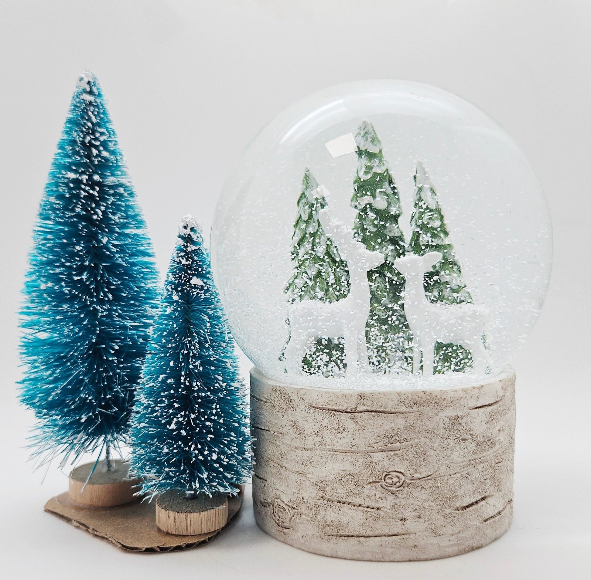 Schneekugel 2 Rehe auf Holzsockel "Country - Line" 10 cm Durchmesser - Schneekugelhaus