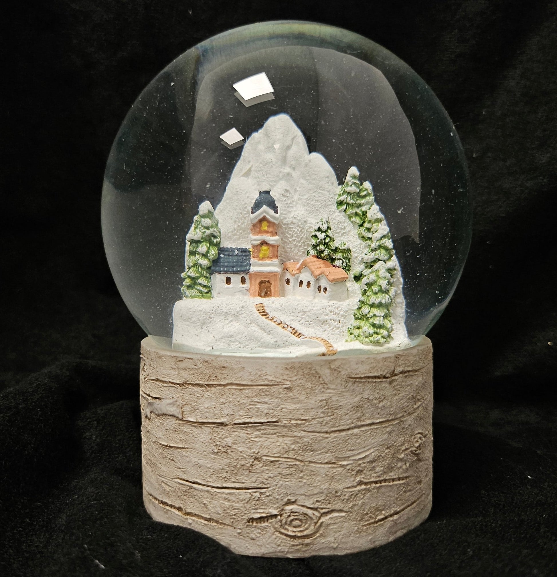 Schneekugel Bergdorf auf Holzsockel "Country - Line" 10 cm Durchmesser - Schneekugelhaus