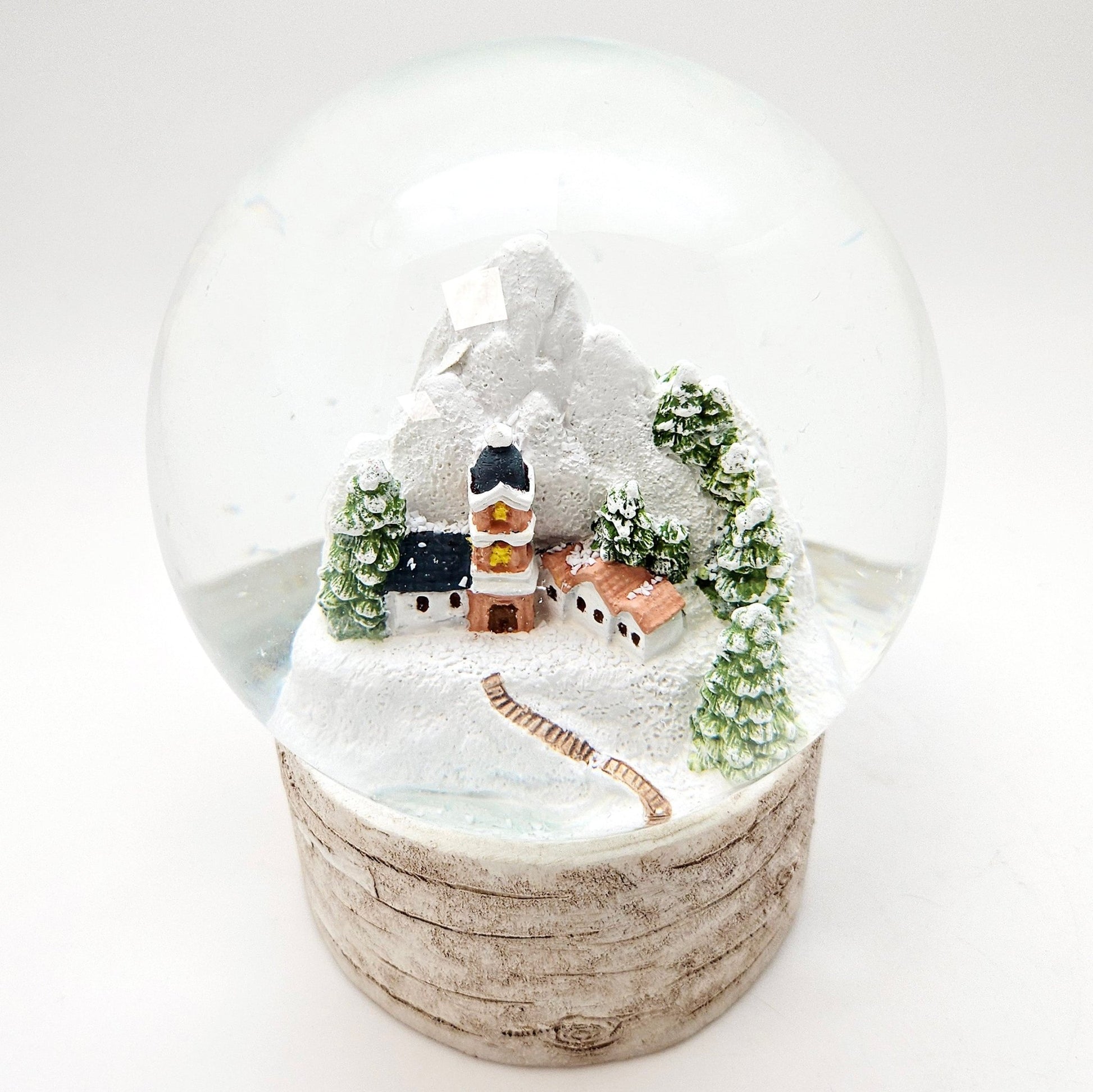 Schneekugel Bergdorf auf Holzsockel "Country - Line" 10 cm Durchmesser - Schneekugelhaus