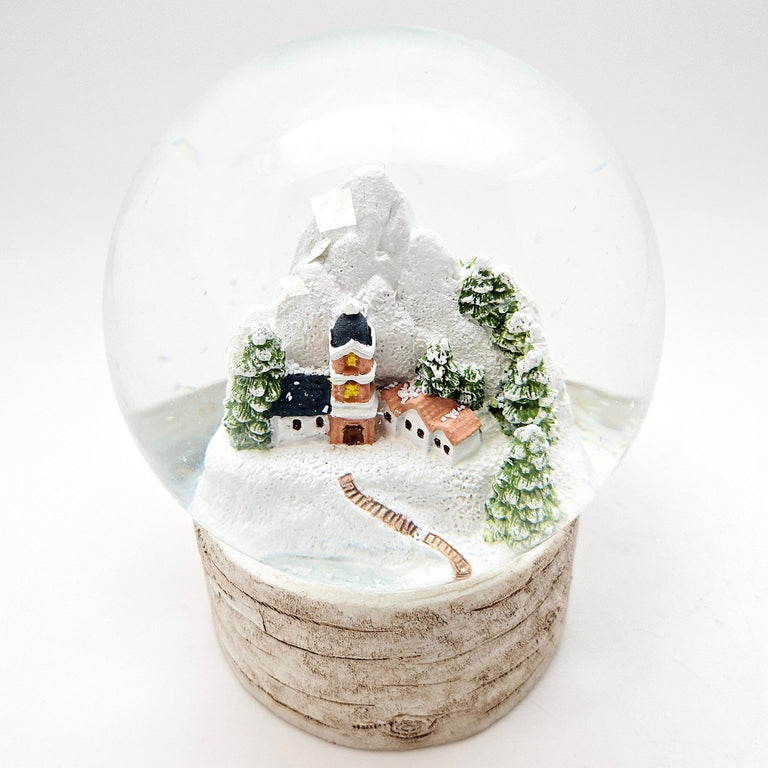 Schneekugel Bergdorf auf Holzsockel "Country - Line" 10 cm Durchmesser - Schneekugelhaus