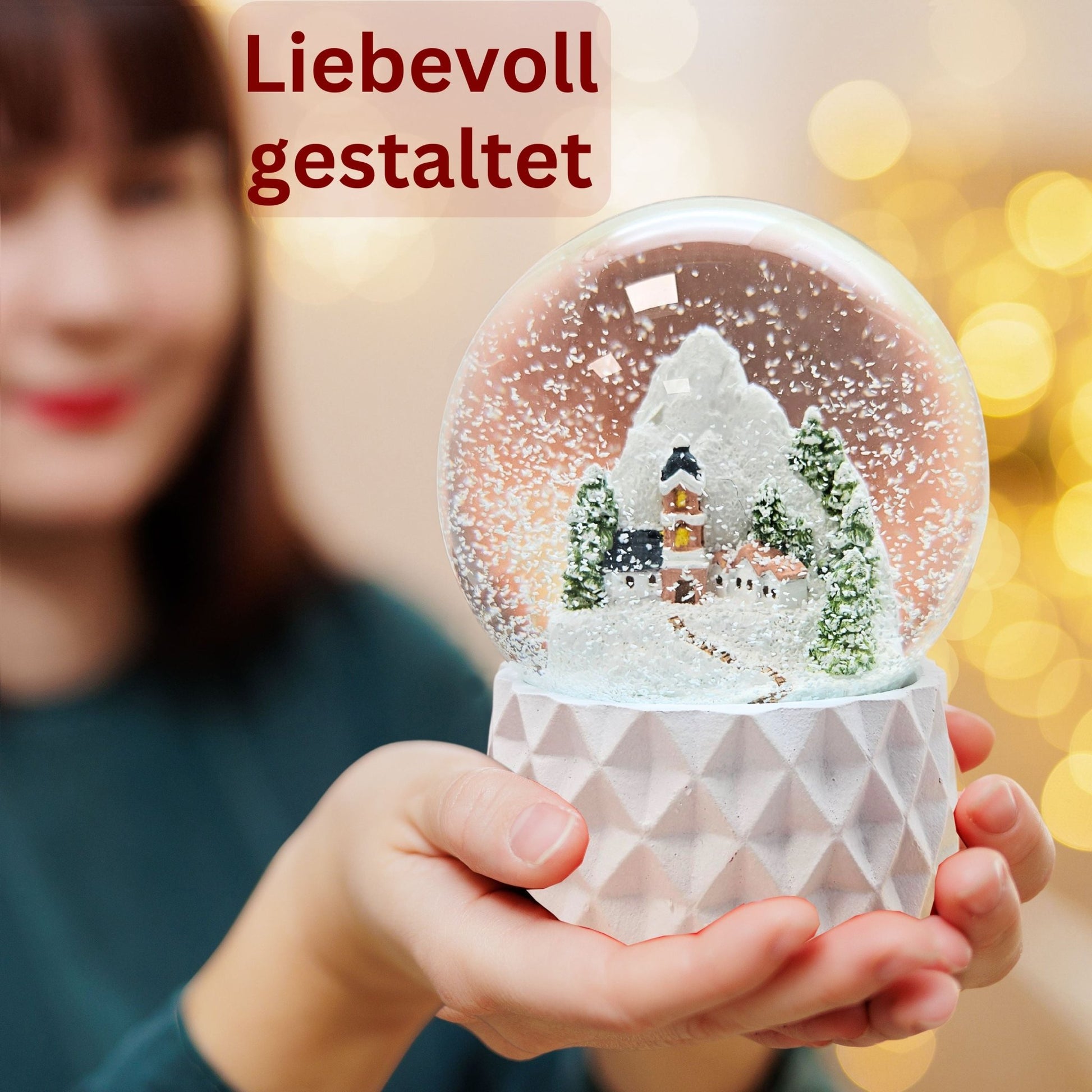 Schneekugel Bergdorf auf Sockel weiß kubisch "PURE - Line" 10 cm Durchmesser - Schneekugelhaus