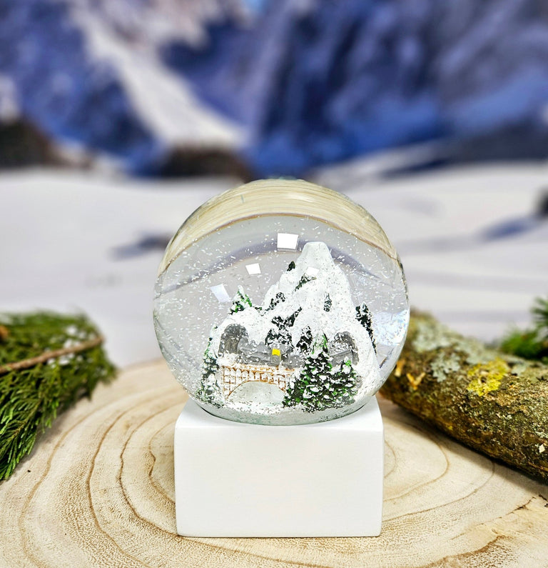 Schneekugel Berge mit Brücke auf Sockel weiß eck "PURE - Line" 10 cm Durchmesser - Schneekugelhaus