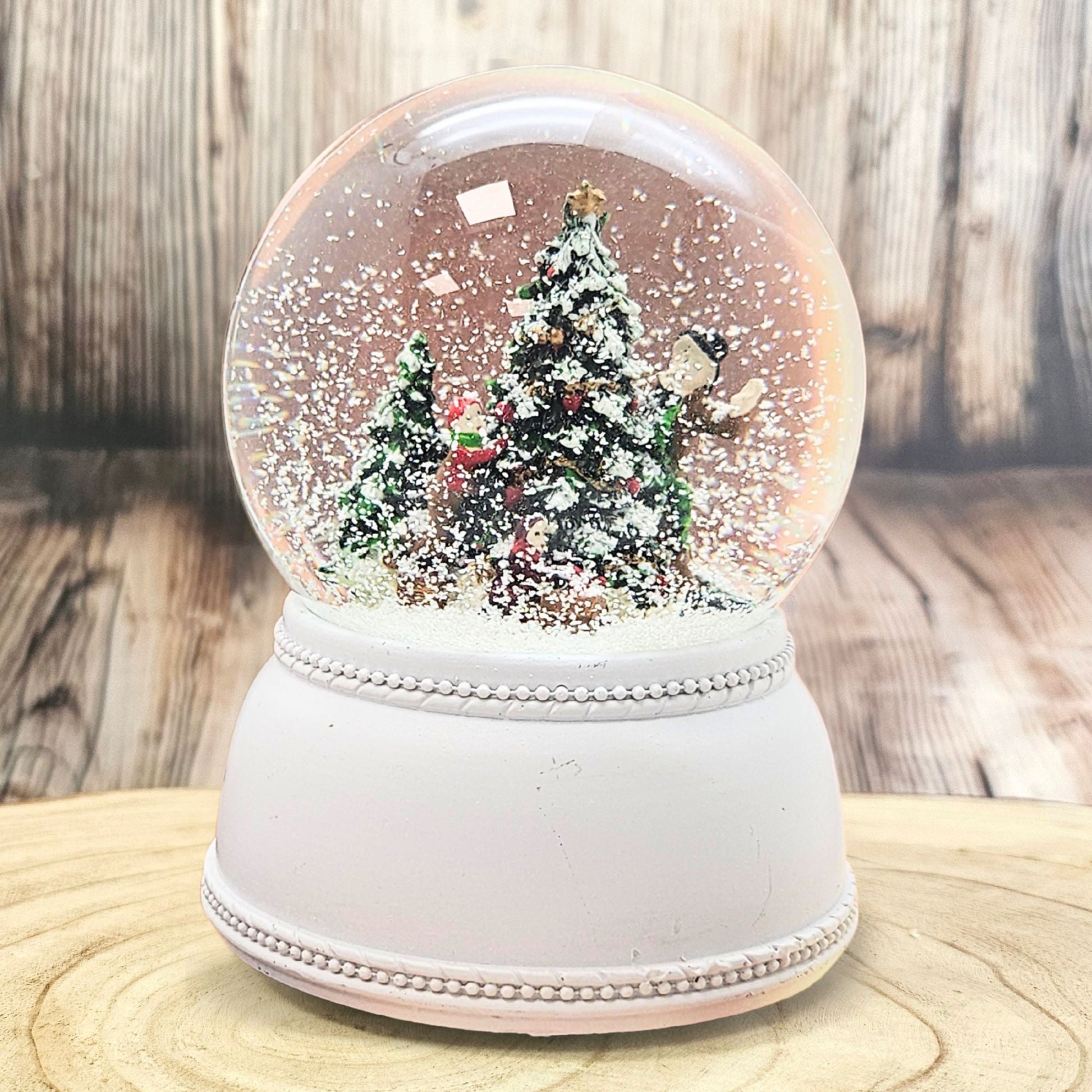 Schneekugel Christbaum schmücken auf Sockel weiß nostalgisch 100 mm Durchmesser mit Spieluhr - Schneekugelhaus