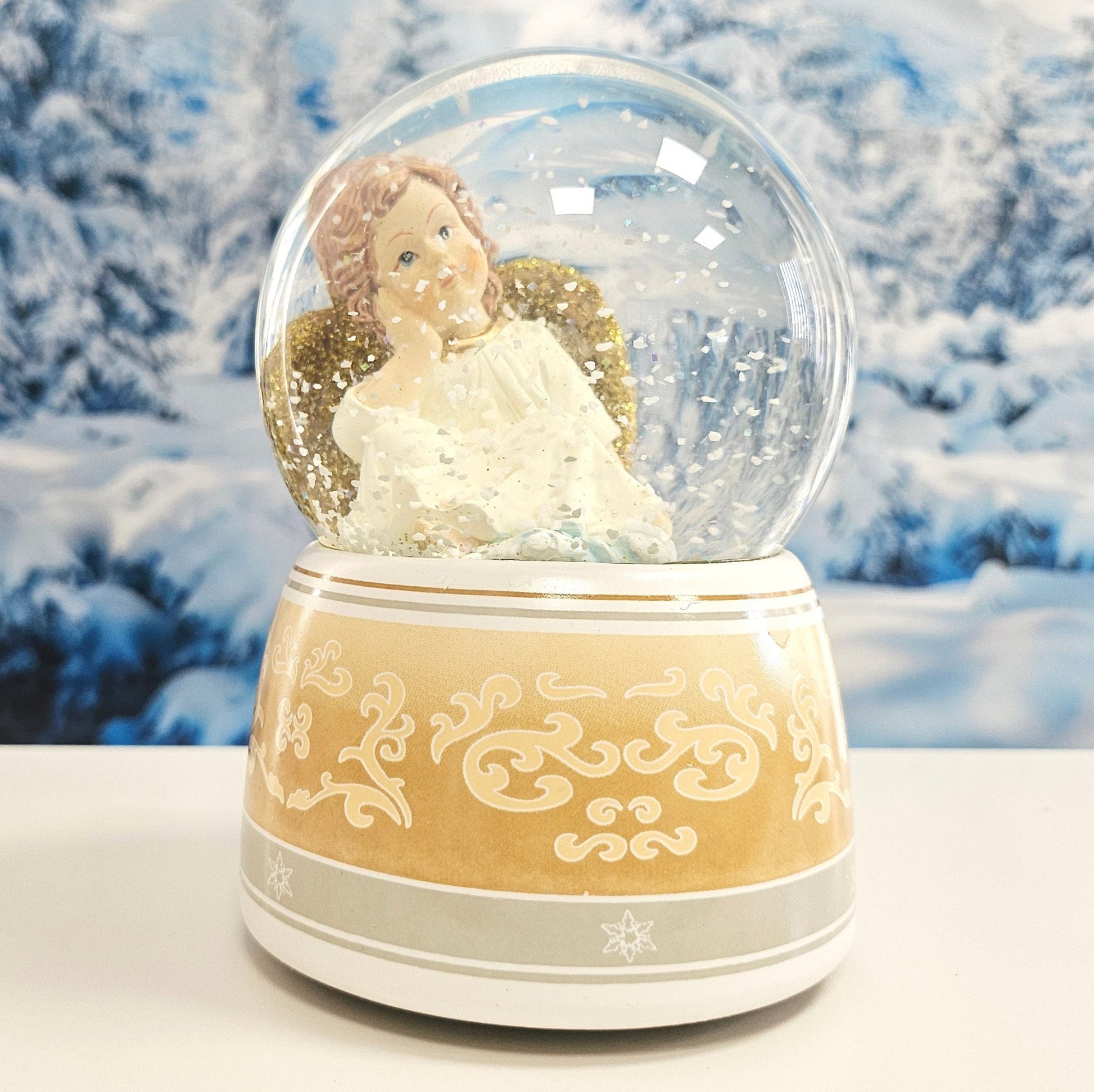 Schneekugel Engel beige/weiß mit Spieluhr 100 mm Durchmesser - Schneekugelhaus