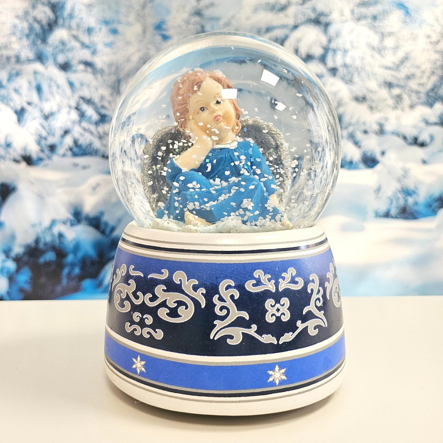 Schneekugel Engel blau mit Spieluhr Wassermusik 100 mm Durchmesser - Schneekugelhaus