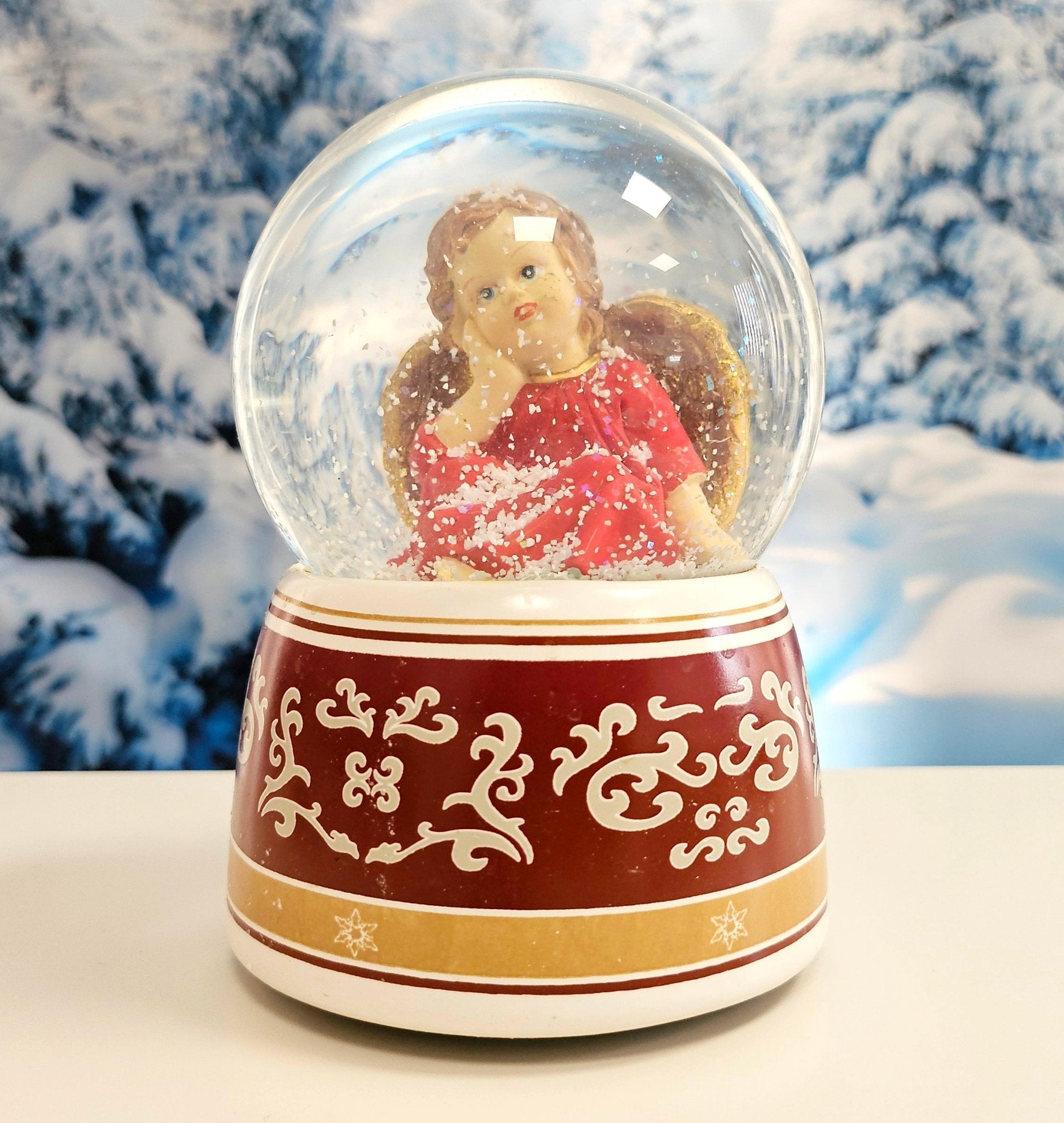 Schneekugel Engel rot mit Spieluhr 100 mm Durchmesser - Schneekugelhaus