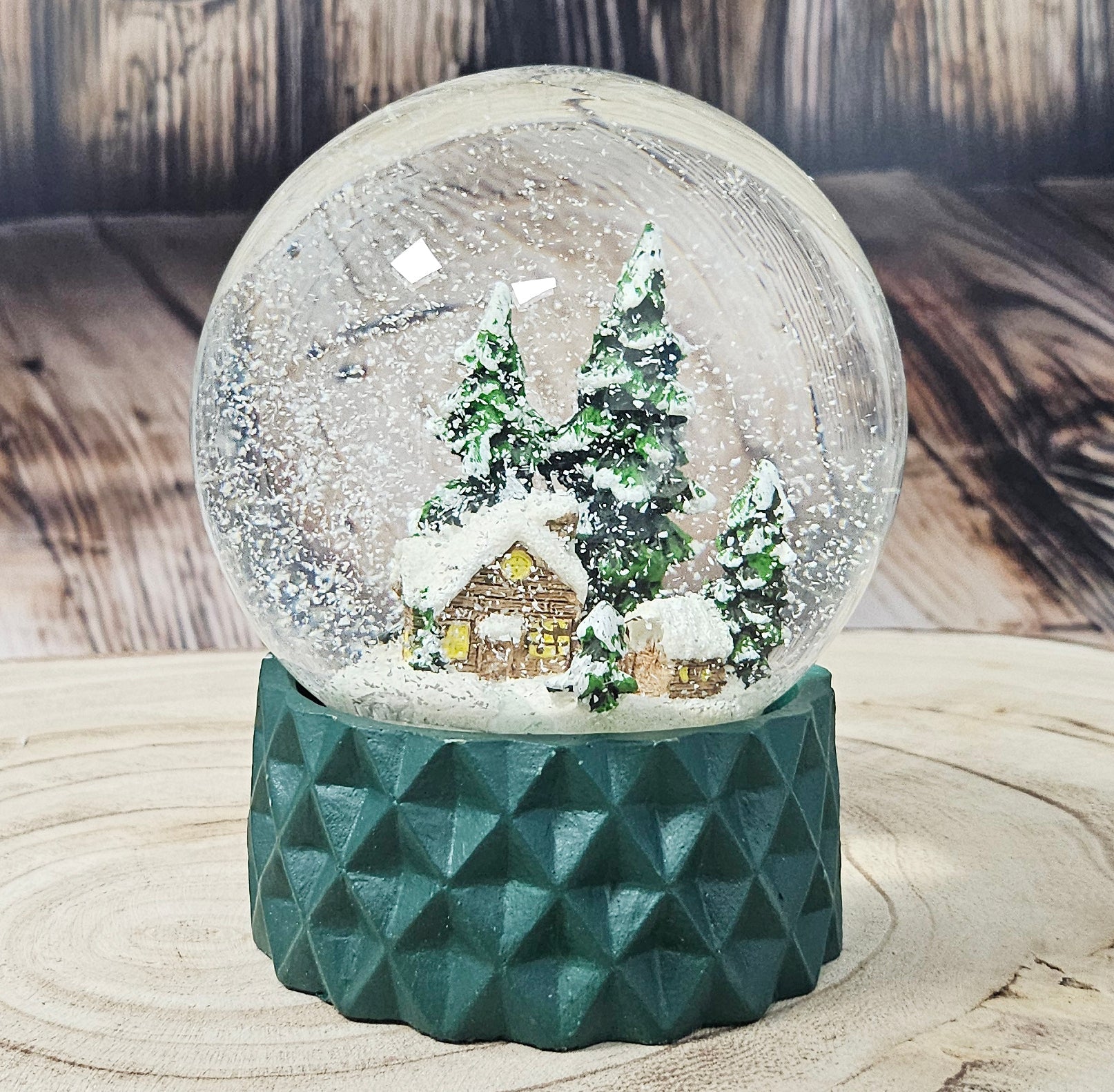 Schneekugel Hüttenzauber auf Sockel grün kubisch "PURE - Line" 10 cm Durchmesser - Schneekugelhaus