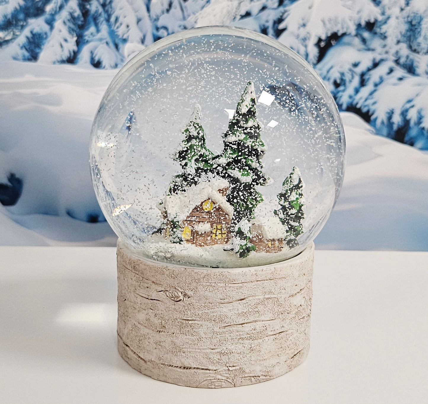 Schneekugel Hüttenzauber verschneite Berghütte auf Holzsockel "Country - Line" 10 cm Durchmesser - Schneekugelhaus