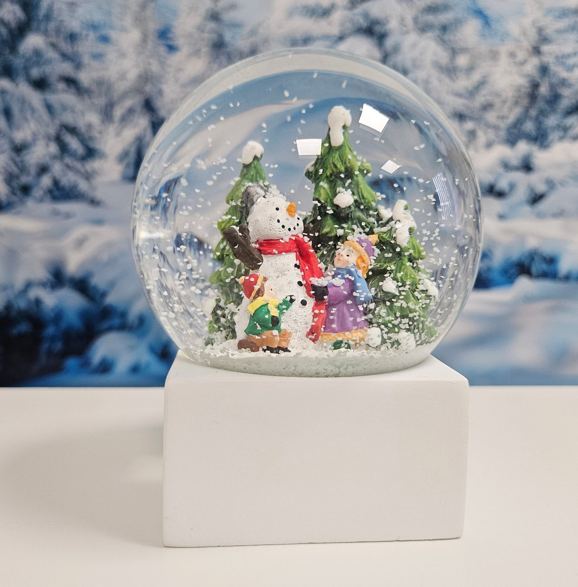 Schneekugel Kinder bauen Schneemann auf Sockel weiß eck "PURE - Line" 10 cm Durchmesser - Schneekugelhaus