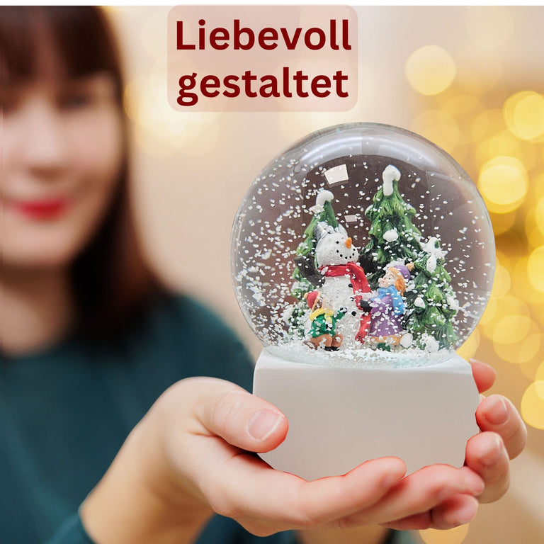 Schneekugel Kinder bauen Schneemann auf Sockel weiß eck "PURE - Line" 10 cm Durchmesser - Schneekugelhaus