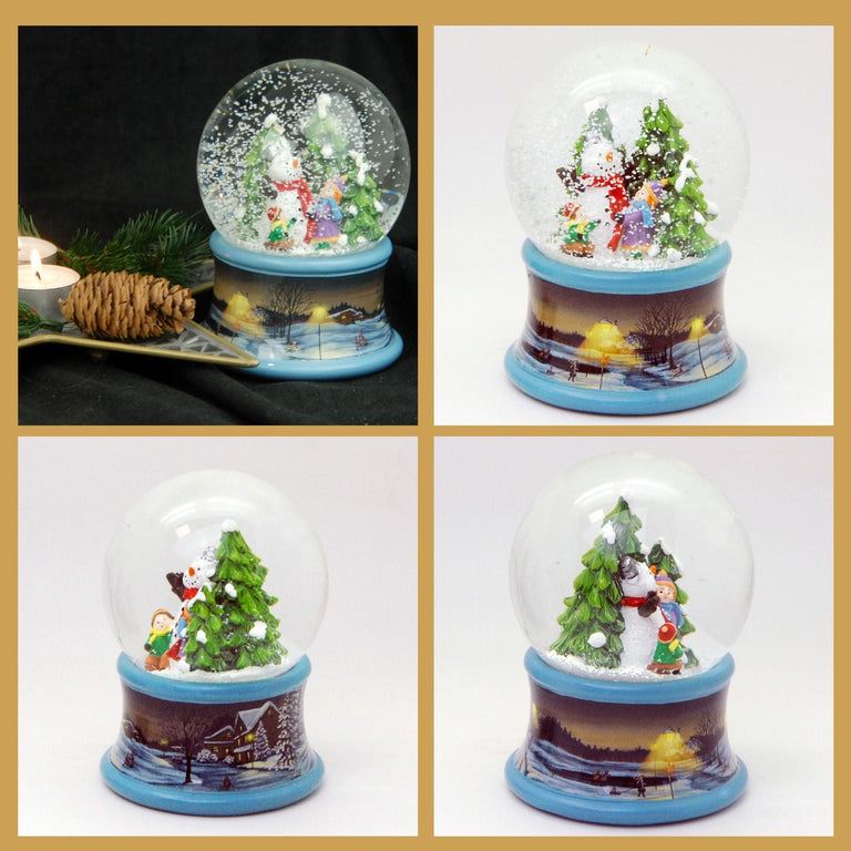 Schneekugel Kinder bauen Schneemann auf Sockel Winterlandschaft Eisläufer blau mit Spieluhr 10 cm Durchmesser - Schneekugelhaus