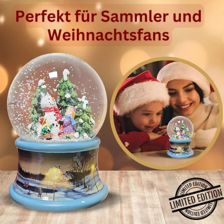 Schneekugel Kinder bauen Schneemann auf Sockel Winterlandschaft Eisläufer blau mit Spieluhr 10 cm Durchmesser - Schneekugelhaus