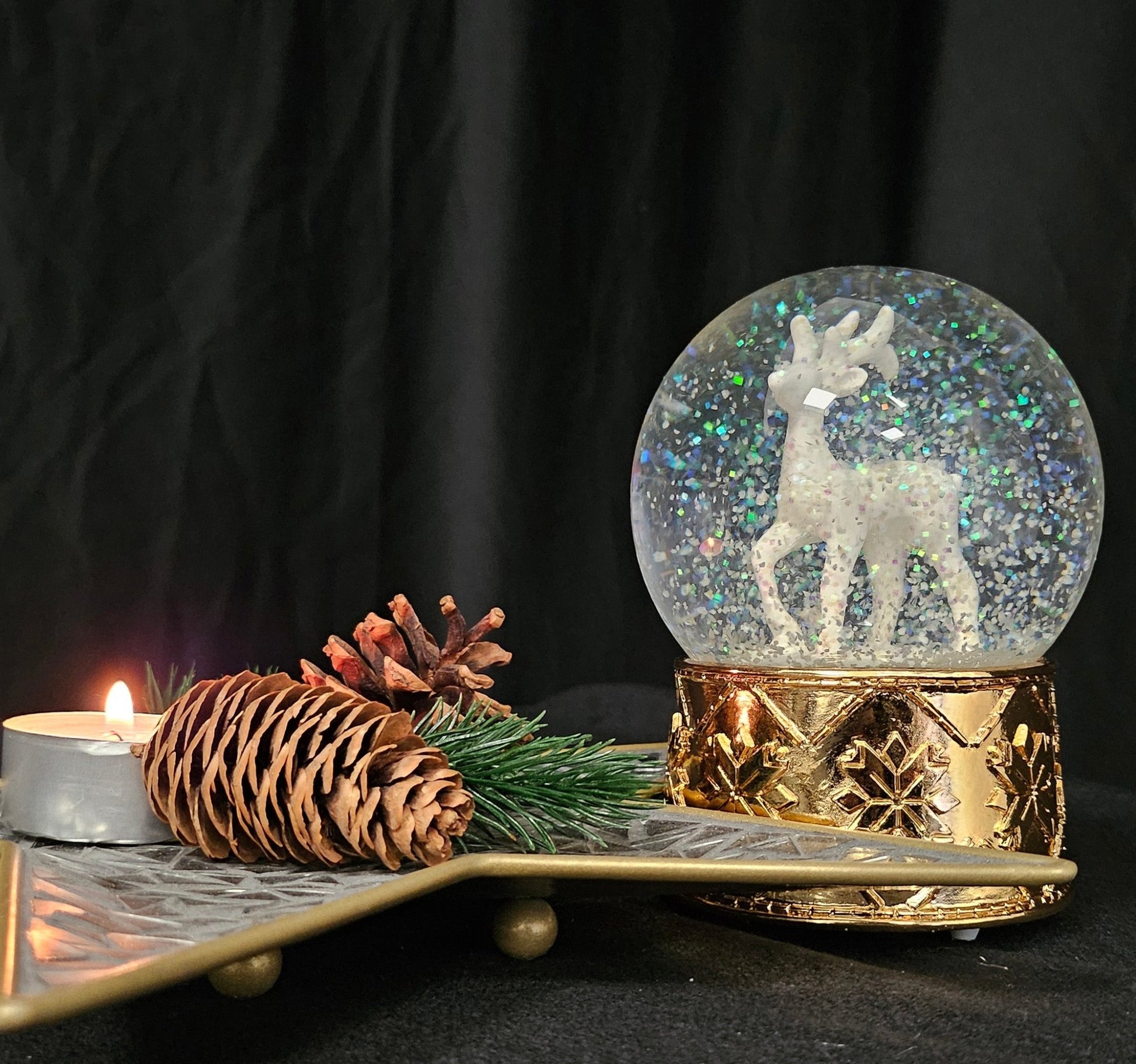 Schneekugel Reh weiß mit kupfergold-Sockel Schneeflocke mit Spieluhr - Schneekugelhaus