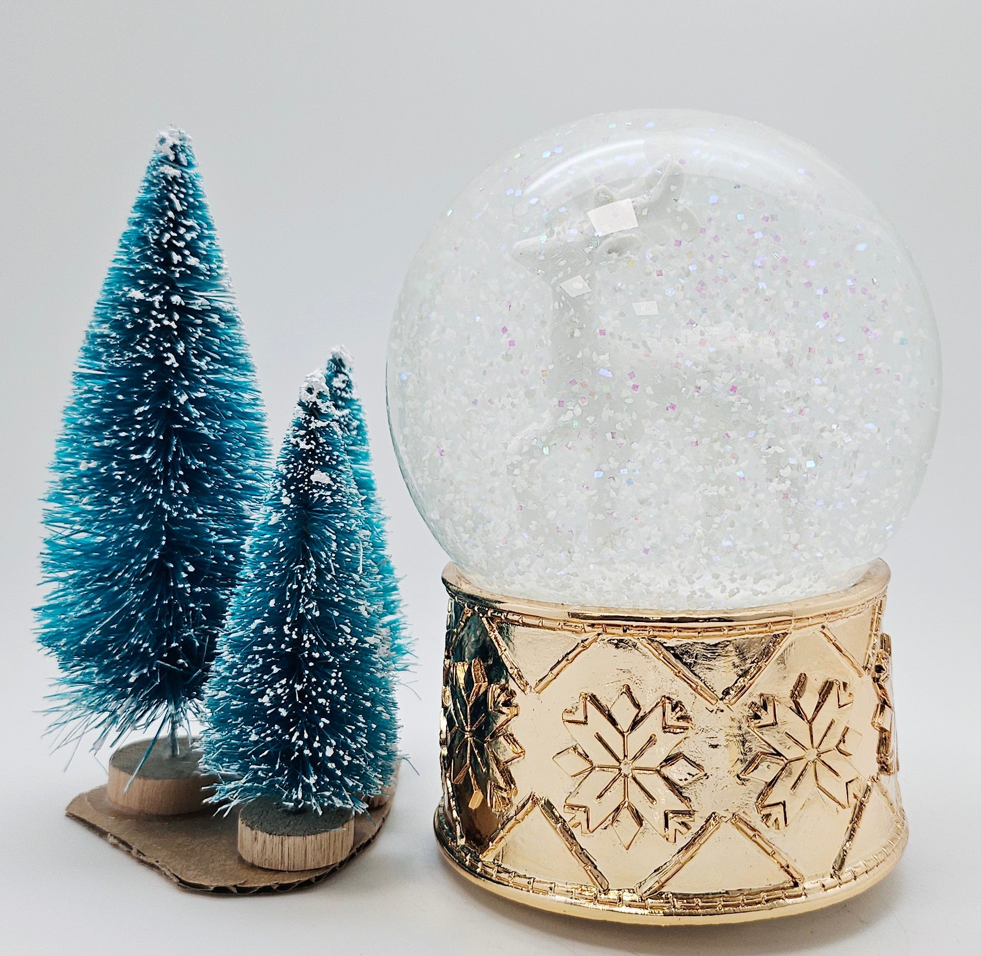 Schneekugel Reh weiß mit kupfergold-Sockel Schneeflocke mit Spieluhr - Schneekugelhaus