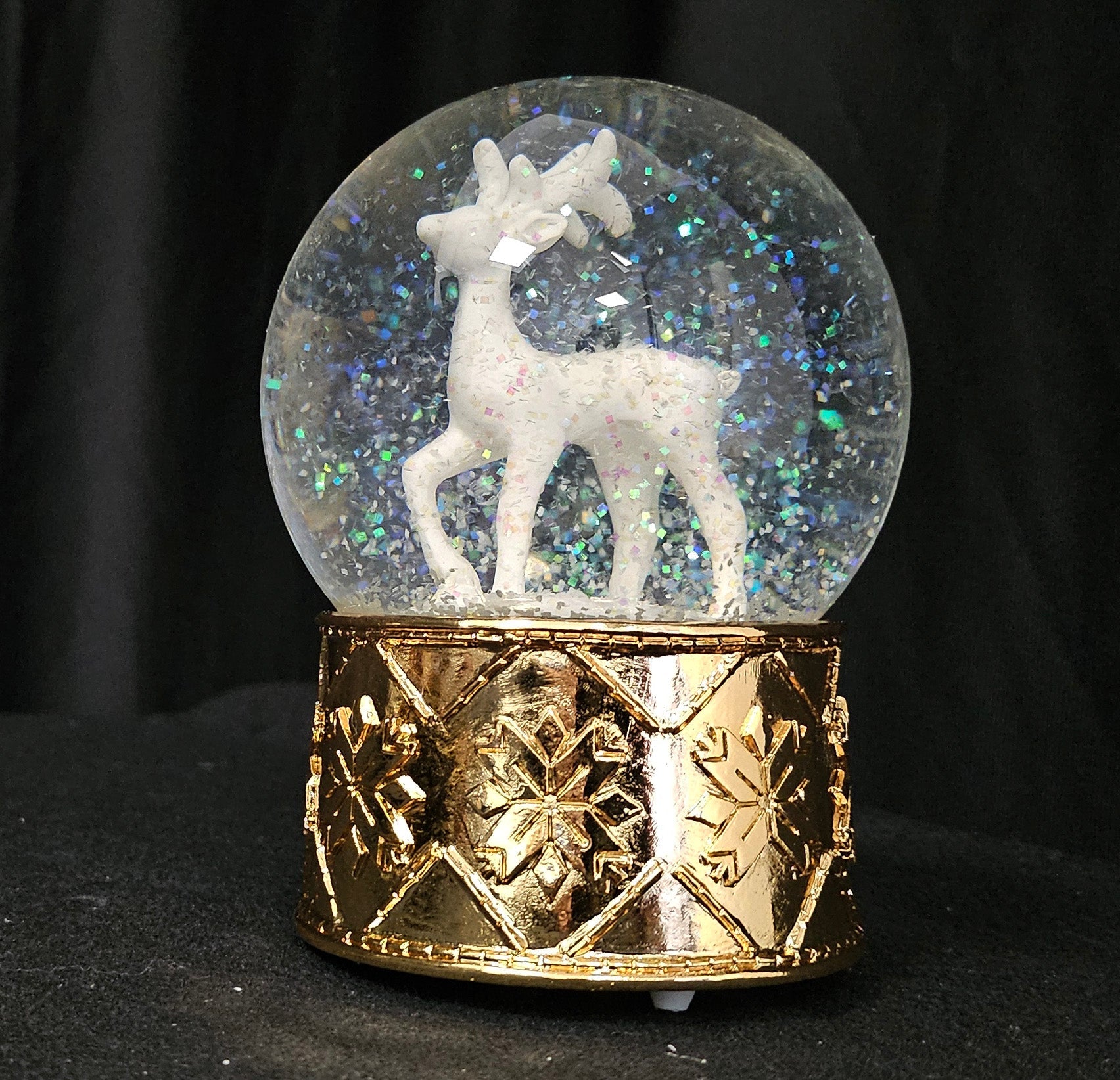 Schneekugel Reh weiß mit kupfergold-Sockel Schneeflocke mit Spieluhr - Schneekugelhaus
