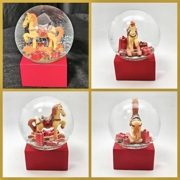 Schneekugel Schaukelpferd mit Geschenken rot eck "PURE - Line" 10 cm Durchmesser - Schneekugelhaus