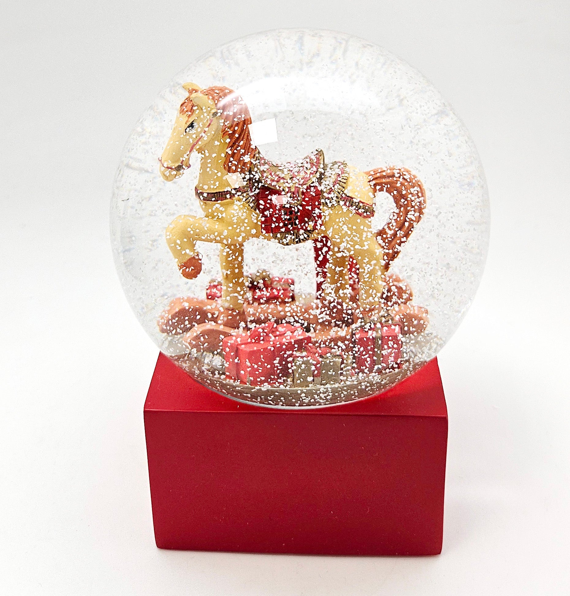 Schneekugel Schaukelpferd mit Geschenken rot eck "PURE - Line" 10 cm Durchmesser - Schneekugelhaus