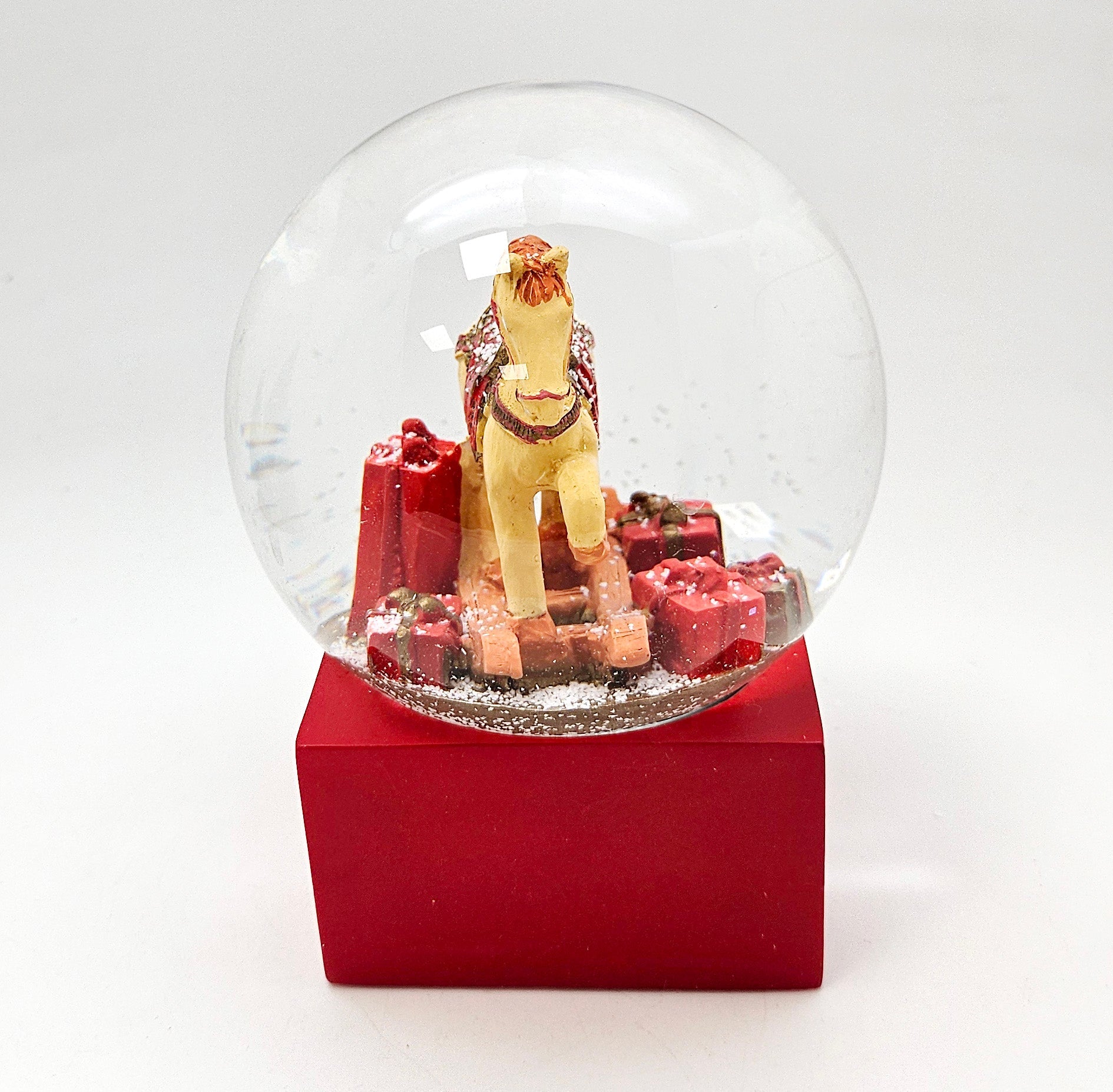 Schneekugel Schaukelpferd mit Geschenken rot eck "PURE - Line" 10 cm Durchmesser - Schneekugelhaus