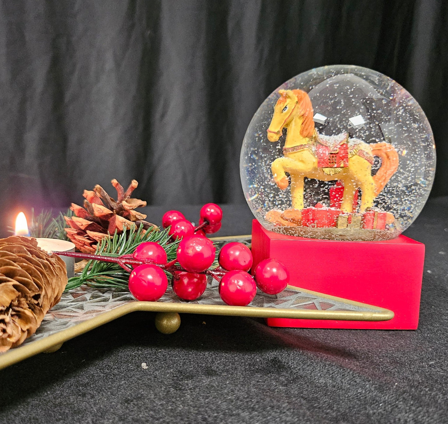 Schneekugel Schaukelpferd mit Geschenken rot eck "PURE - Line" 10 cm Durchmesser - Schneekugelhaus