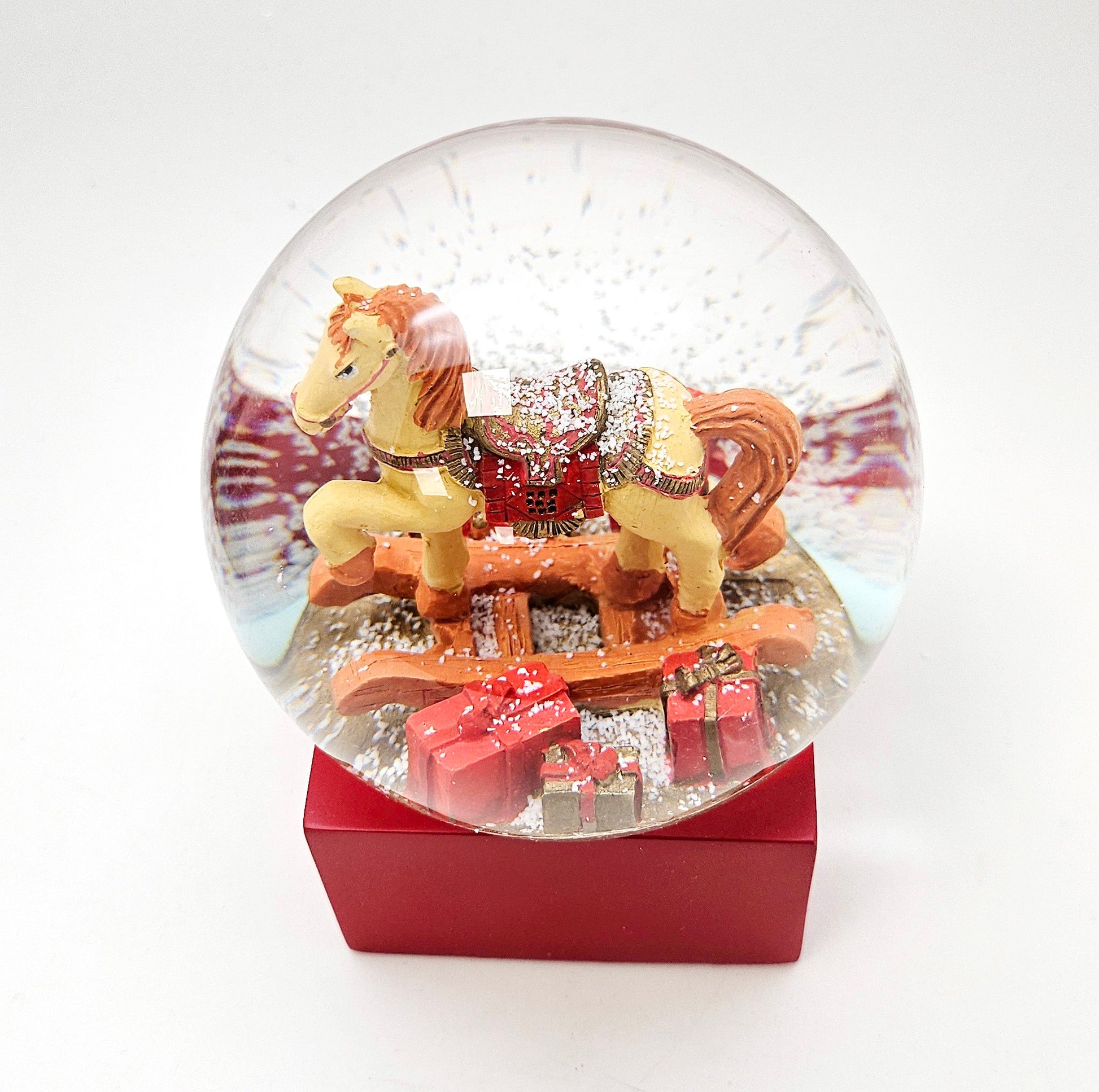 Schneekugel Schaukelpferd mit Geschenken rot eck "PURE - Line" 10 cm Durchmesser - Schneekugelhaus