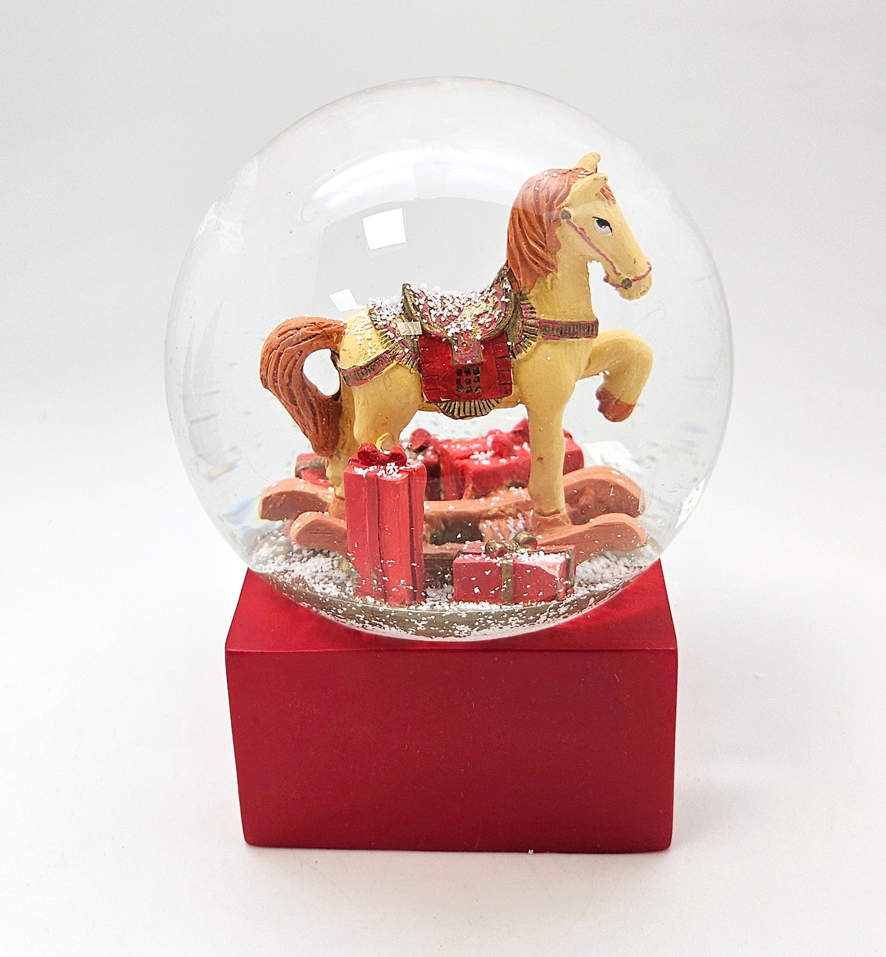 Schneekugel Schaukelpferd mit Geschenken rot eck "PURE - Line" 10 cm Durchmesser - Schneekugelhaus
