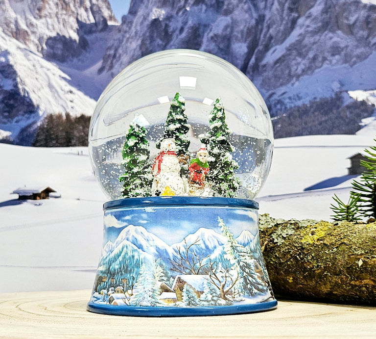 Schneekugel Schneemann mit Kind auf Schlitten mit Spieluhr 10 cm Durchmesser - Schneekugelhaus