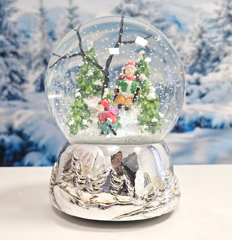 Schneekugel Skifahrer auf Silber Sockel Landschaft mit Spieluhr Stille Nacht, Heilige Nacht 10 cm Durchmesser - Schneekugelhaus