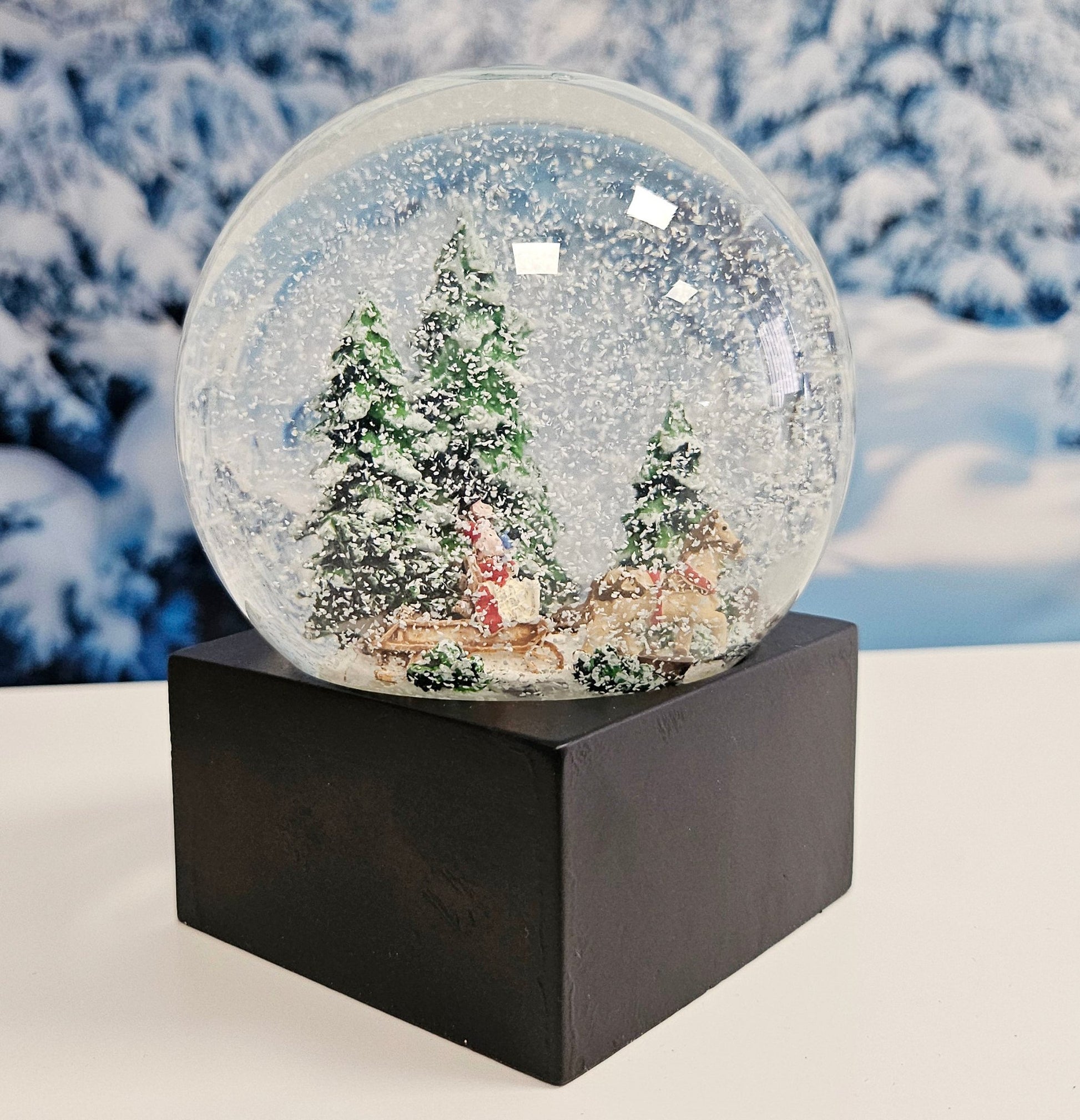 Schneekugel Weihnachts - Schlittenfahrt auf Sockel schwarz eckig "PURE - Line" 10 cm Durchmesser - Schneekugelhaus