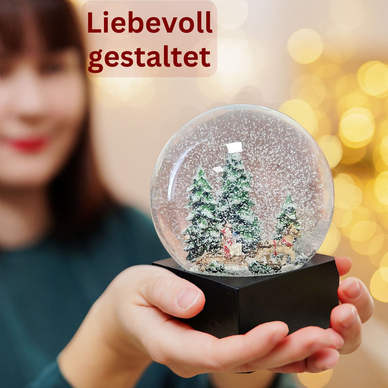 Schneekugel Weihnachts - Schlittenfahrt auf Sockel schwarz eckig "PURE - Line" 10 cm Durchmesser - Schneekugelhaus