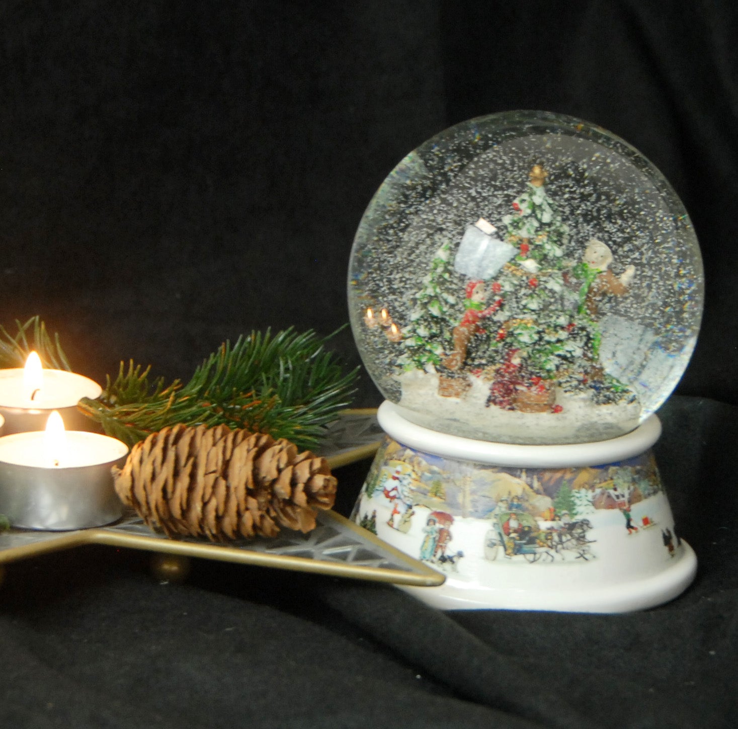 Schneekugel Weihnachtsbaum schmücken mit Geschenken auf Sockel nostalgische Schneelandschaft mit Spieluhr 10 cm Durchmesser - Schneekugelhaus
