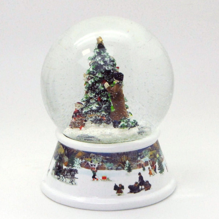 Schneekugel Weihnachtsbaum schmücken mit Geschenken auf Sockel nostalgische Schneelandschaft mit Spieluhr 10 cm Durchmesser - Schneekugelhaus