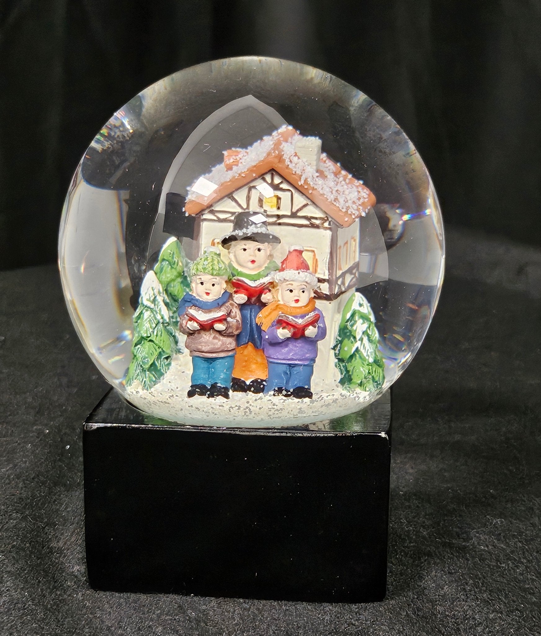 Schneekugel Weihnachtssinger auf Sockel schwarz eckig "PURE - Line" 10 cm Durchmesser - Schneekugelhaus