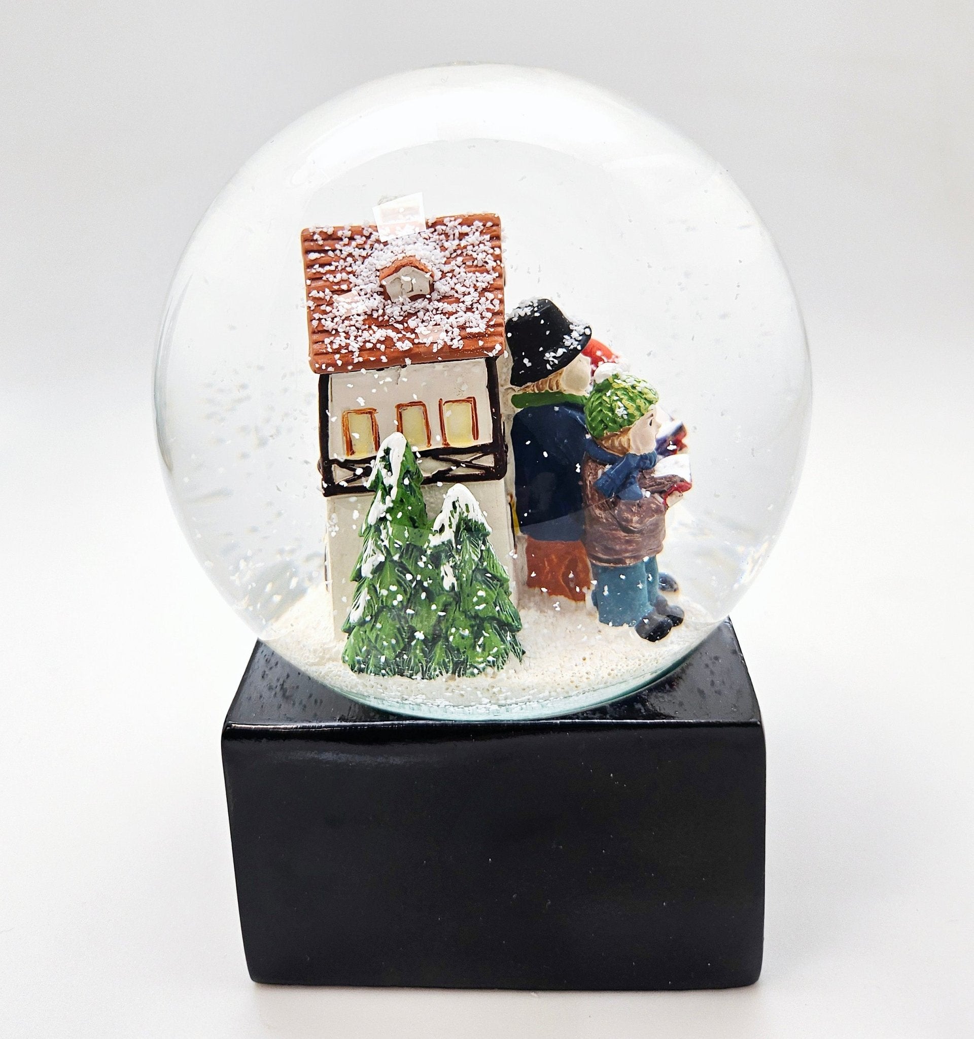 Schneekugel Weihnachtssinger auf Sockel schwarz eckig "PURE - Line" 10 cm Durchmesser - Schneekugelhaus