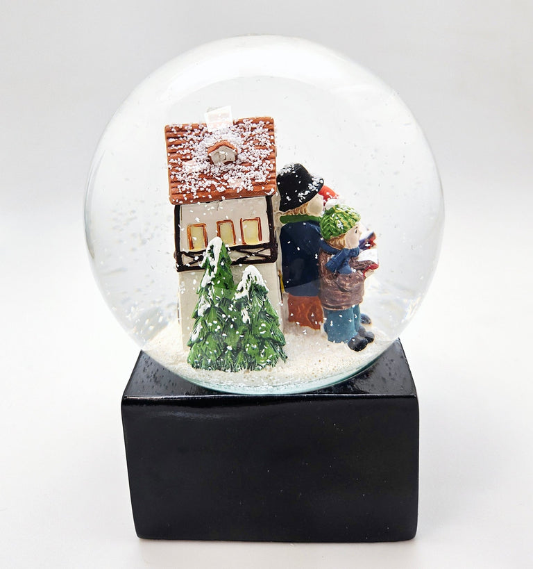 Schneekugel Weihnachtssinger auf Sockel schwarz eckig "PURE - Line" 10 cm Durchmesser - Schneekugelhaus