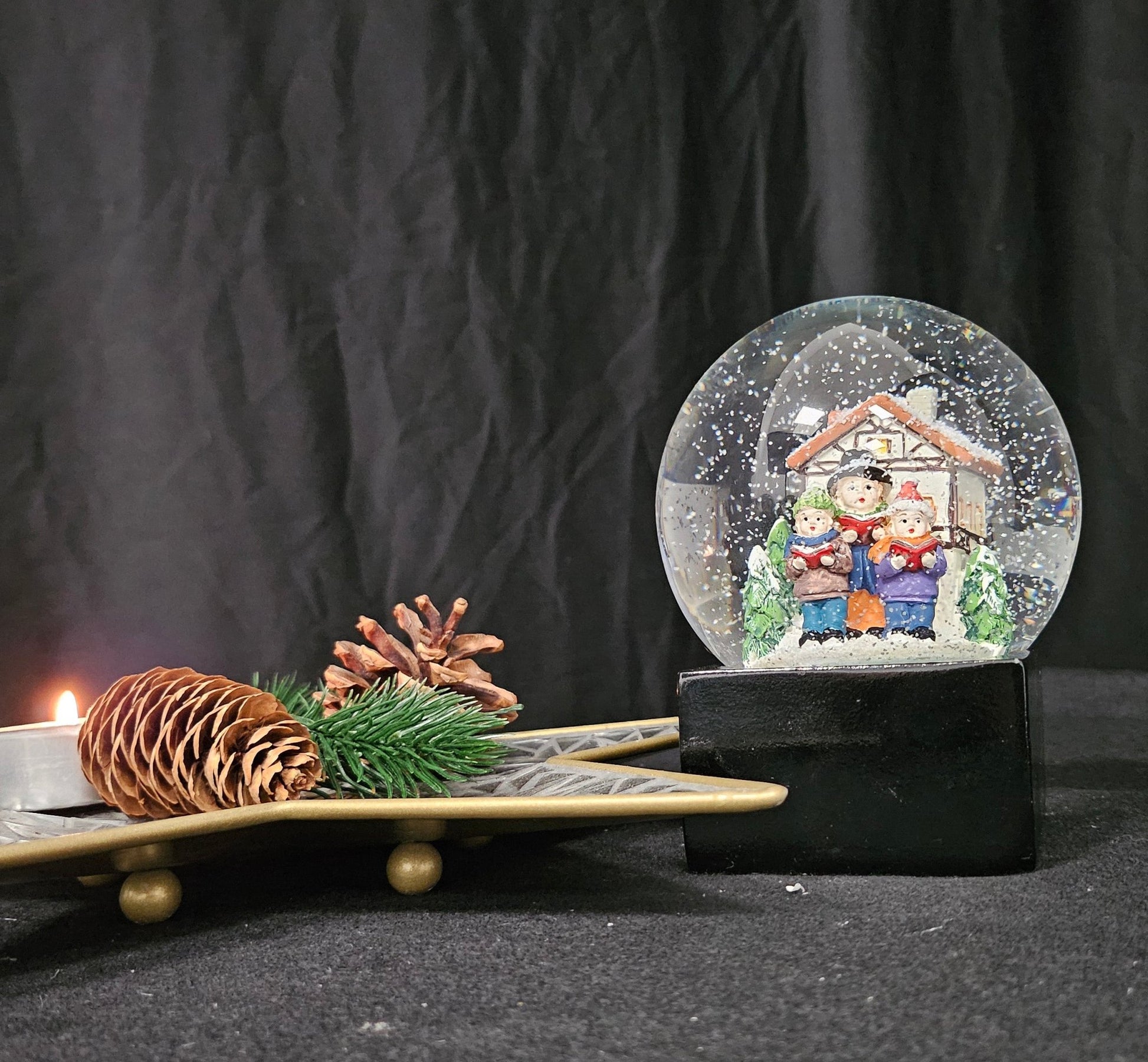 Schneekugel Weihnachtssinger auf Sockel schwarz eckig "PURE - Line" 10 cm Durchmesser - Schneekugelhaus