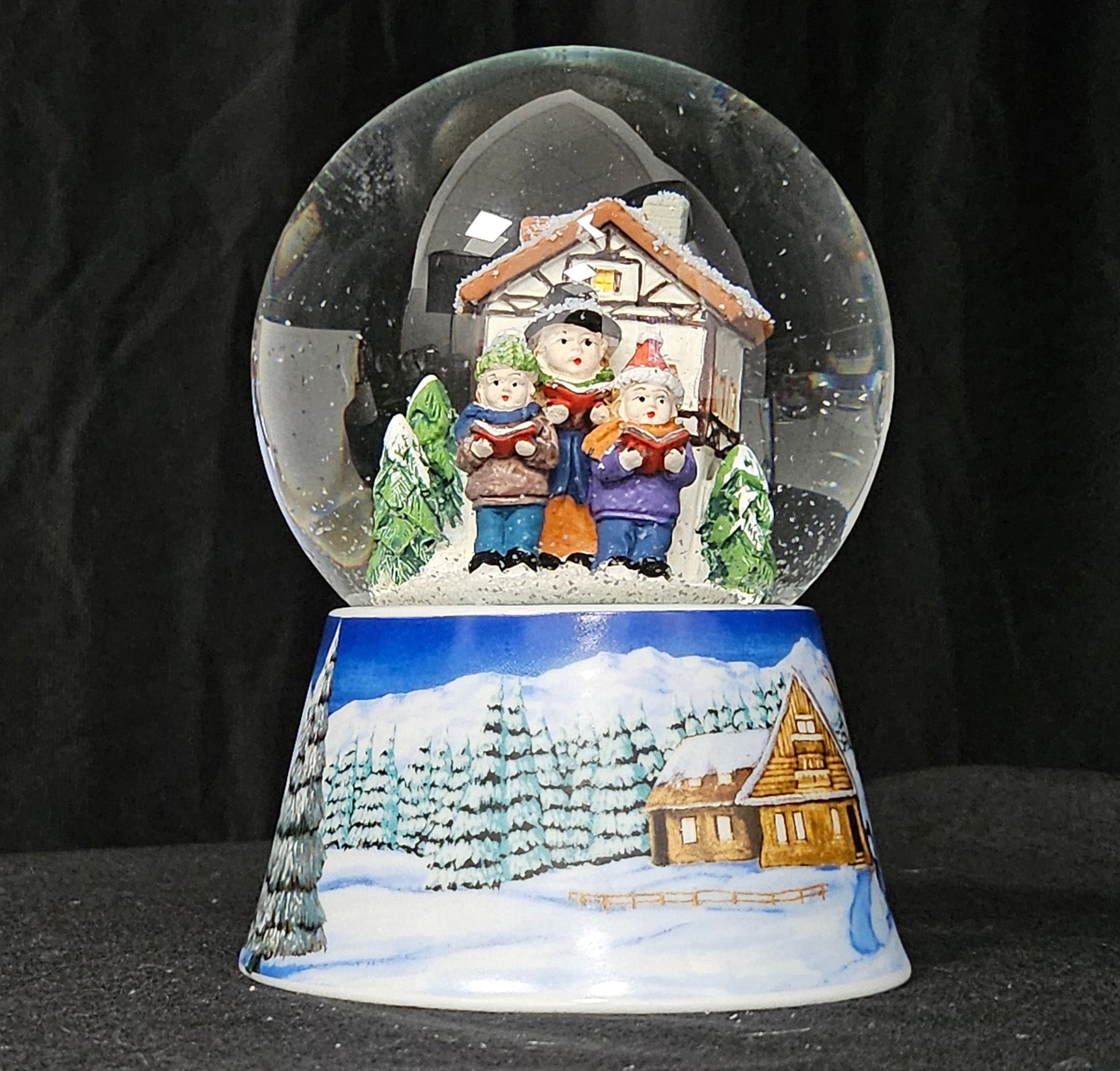 Schneekugel Weihnachtssinger vor Fachwerkhaus auf Sockel Winterlandschaft mit Spieluhr 10 cm Durchmesser - Schneekugelhaus